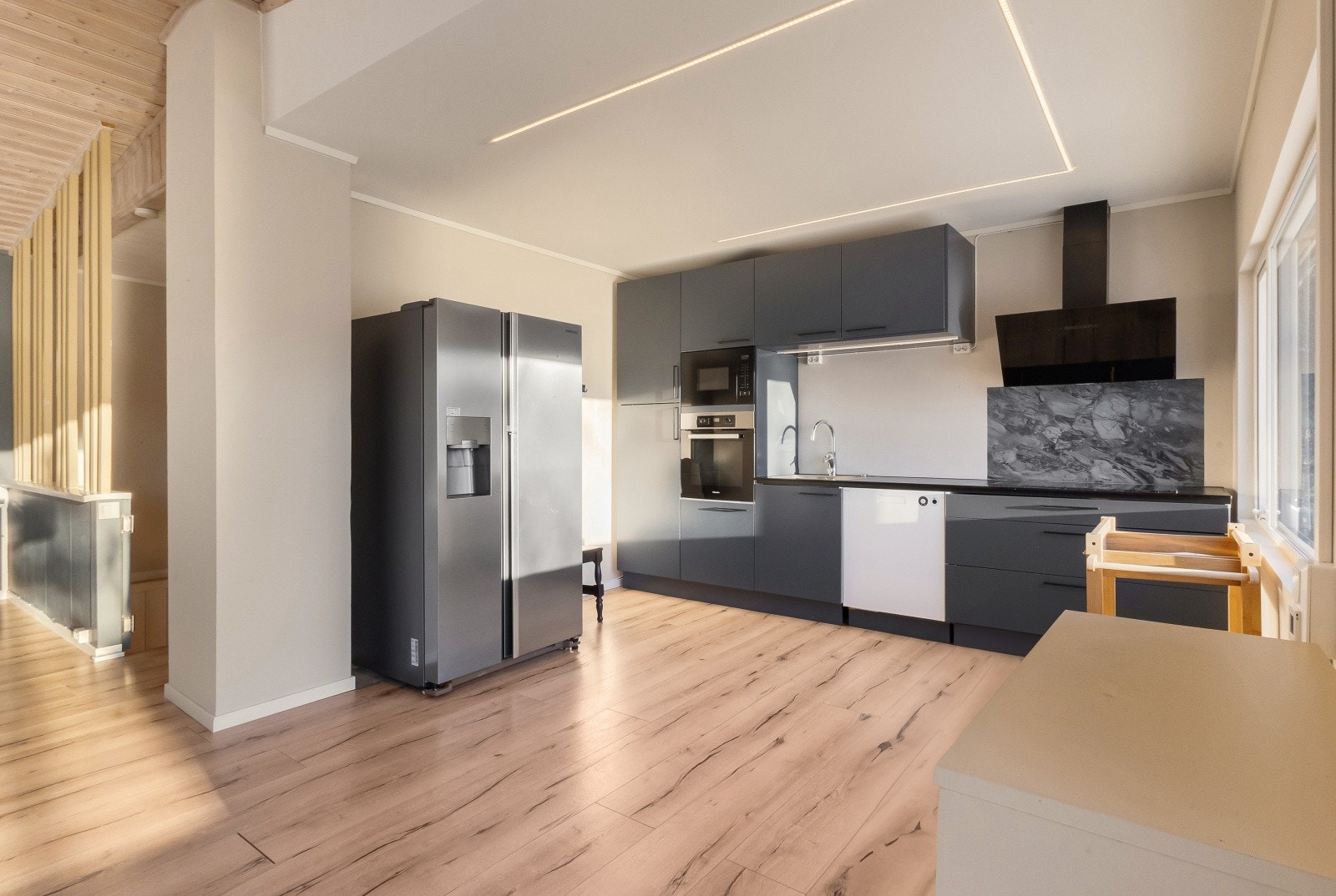 Mot kjøkken, trappegang. Galleribilde