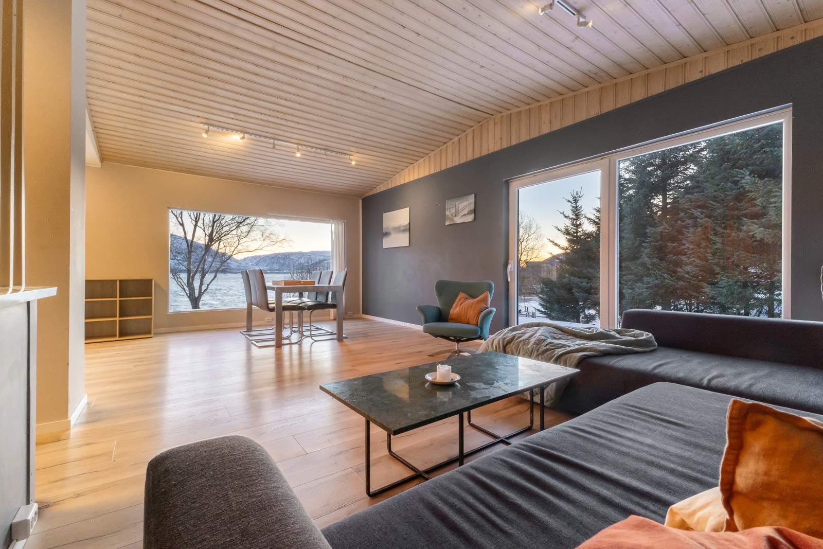 Herlig takhøyde i stuen i kombinasjon med store vindusflater som nærest "drar" naturen inn i boligen, gir gåshud-effekt for de som opplever dette. Galleribilde