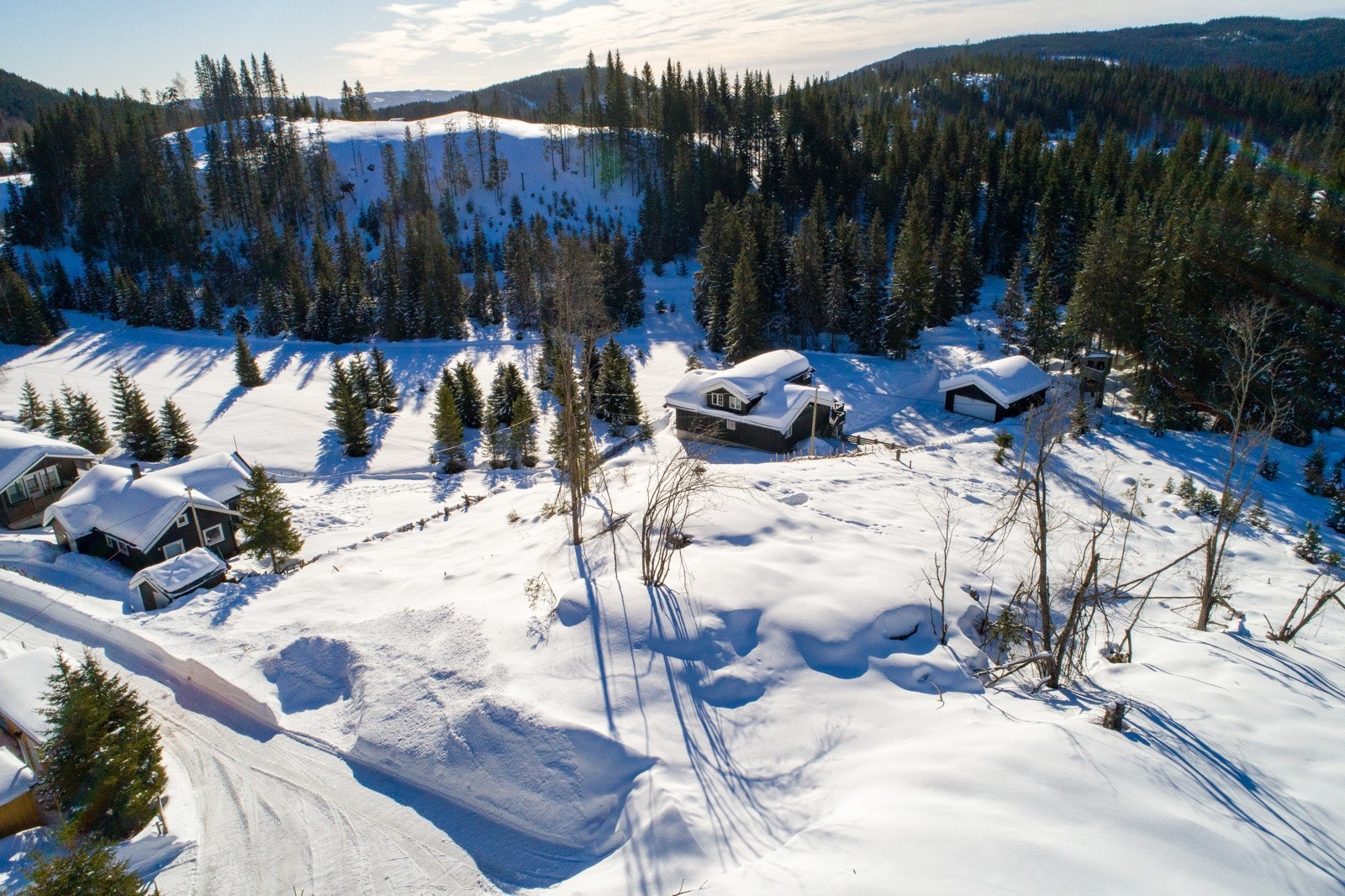 Løypa mot nord går til Svea Sportsstue, et par kilometer fra selve vannet. Løypa mot øst går til tettstedet Grua. Galleribilde