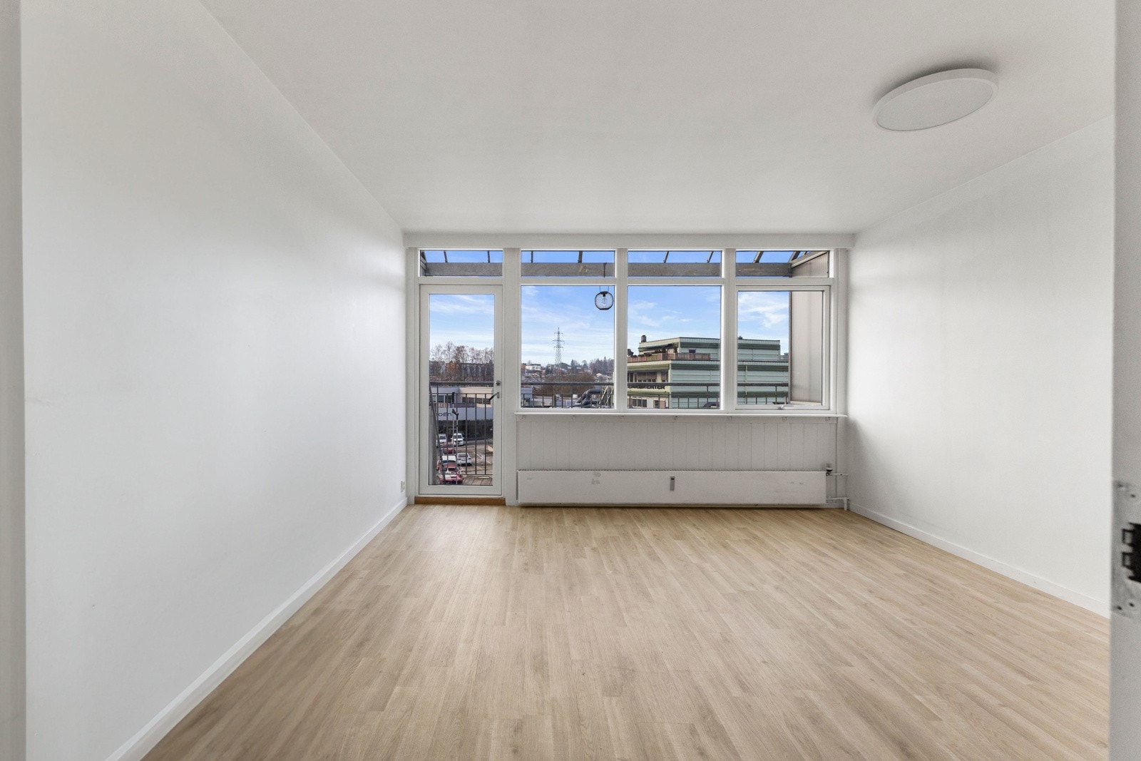 God med daglys fra store vindusflater. Toppsving og fastkarm vinduer. Malte karmer av tre/aluminium med isolerglass. Galleribilde