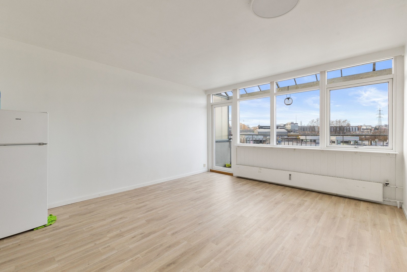 Nytt Parkett på gulv i alle oppholdsrom. Lys og pen stue med store vindusflater sikrer gode lysforhold. Galleribilde