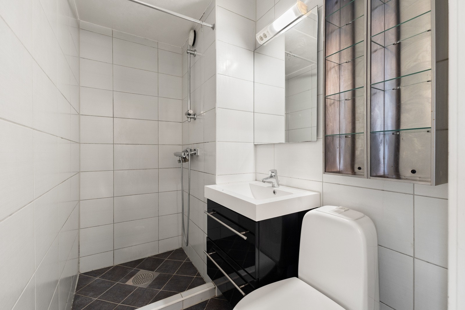 Rommet har innredning med nedfelt servant, toalett og dusjhjørne. Galleribilde