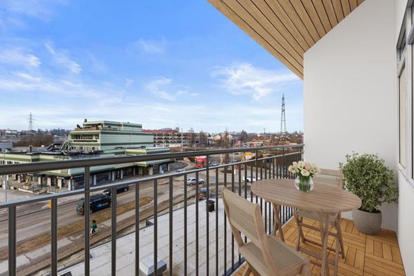 Nyt morgen og kveldsolen i sentrum av Ski. Galleribilde