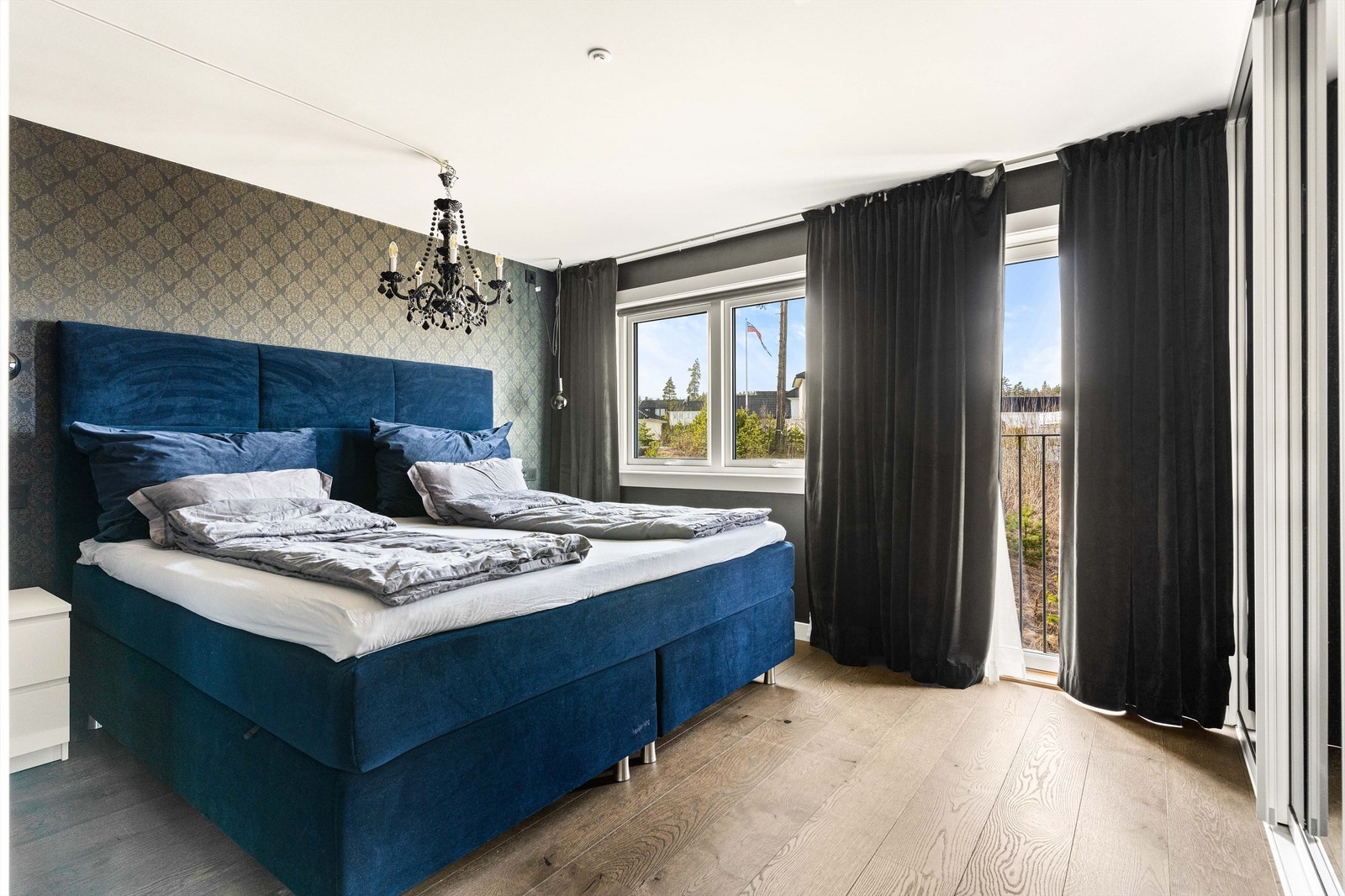 I overetasjen finner man nok et soverom. Rommet er også utstyrt med garderobeskap, som gir god oppbevaringsplass. Galleribilde