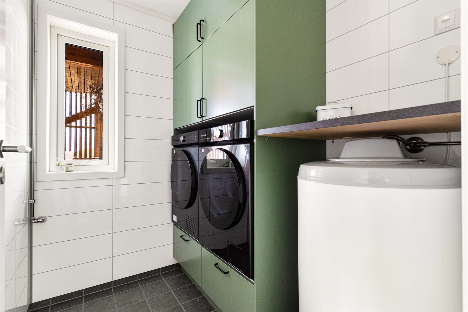 Over gangen finner man et praktisk vaskerom, som gir god lagringsplass og funksjonalitet. Galleribilde