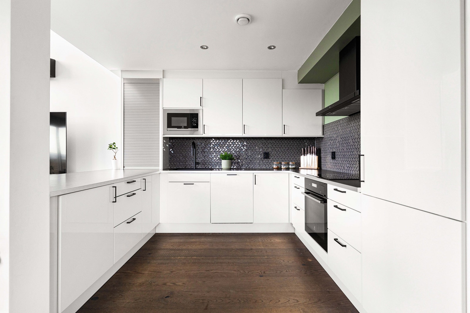 Kjøkkenet er hvitt og stilrent, levert av Sigdal, og preges av et moderne design med rene linjer. Det er rikelig med benkeplass, som gir god funksjonalitet og rom for matlaging. Galleribilde