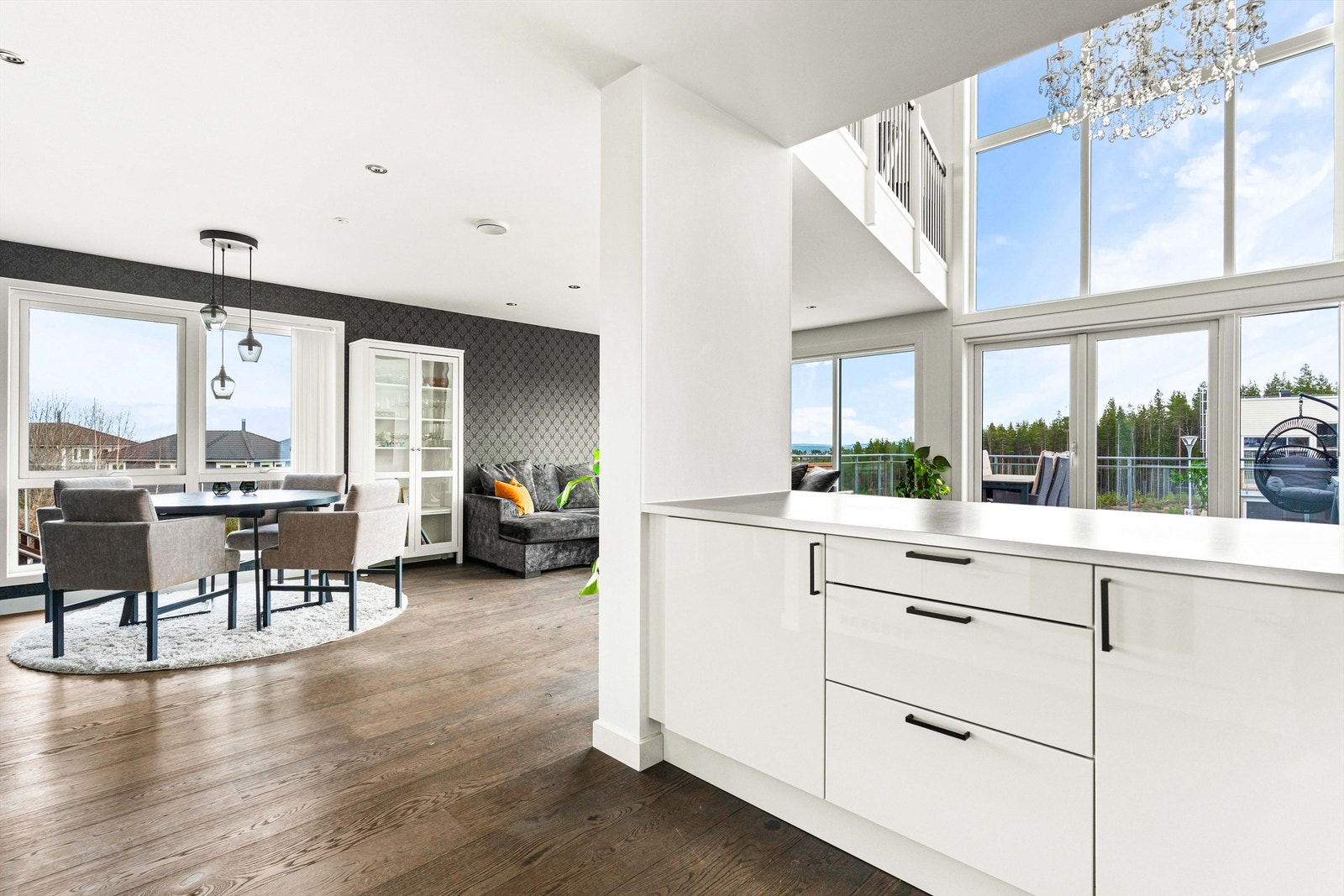 Fra stuen er det direkte adkomst til en stor terrasse, som tilbyr et ideelt uteområde for avslapning og sosialt samvær. Galleribilde