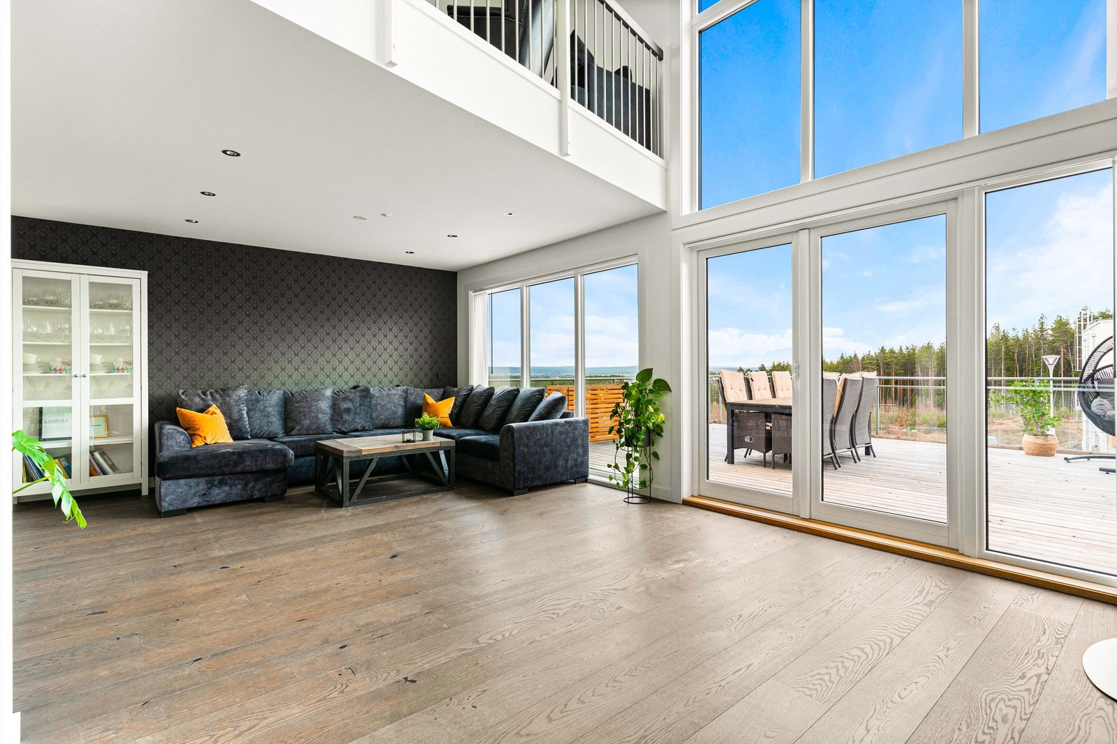 Her er det høy stuehimling, noe som gir en luftig atmosfære. De store vindusflatene slipper inn rikelig med naturlig lys. Galleribilde