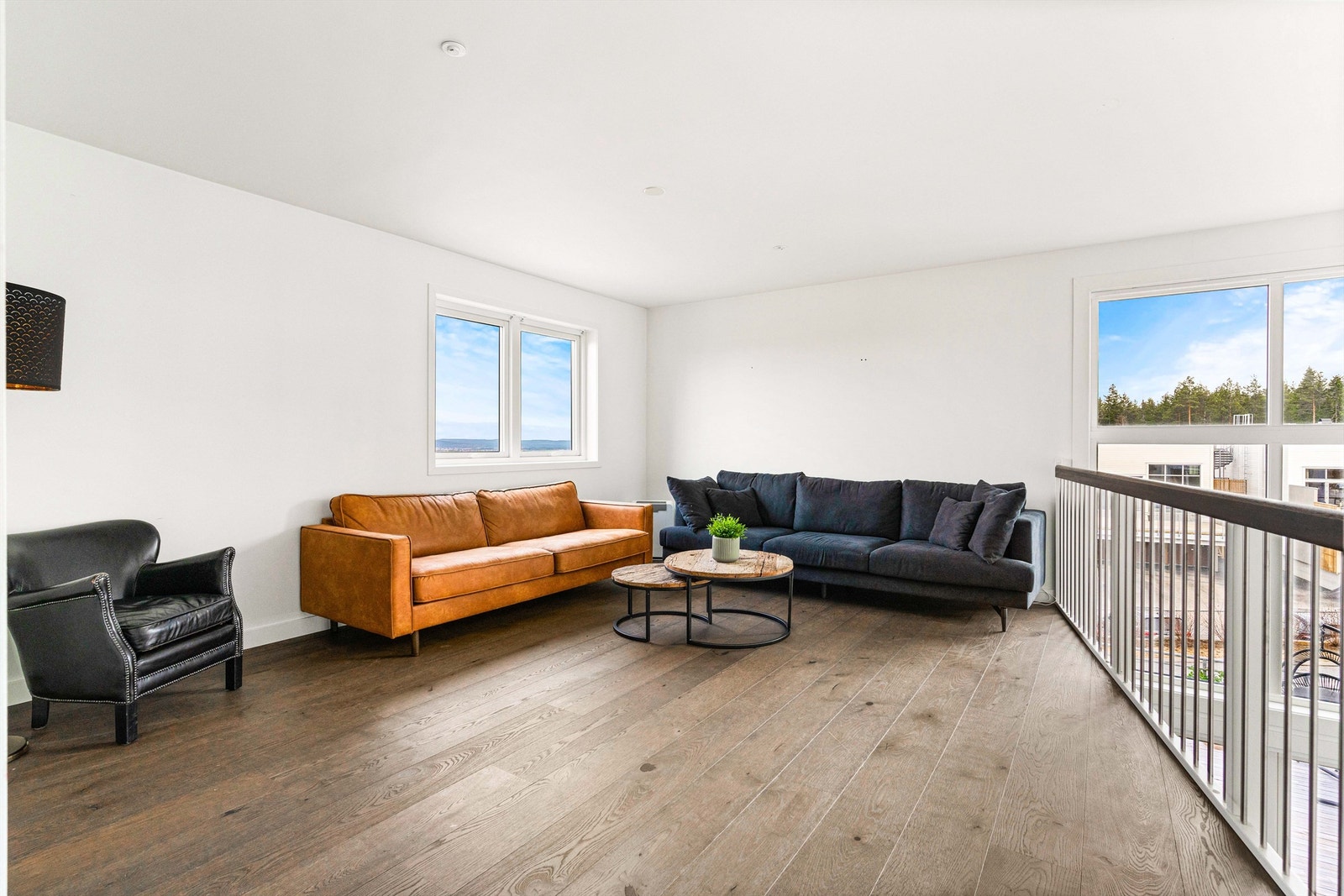 I overetasjen ligger en lys og innbydende TV-stue, som byr på en åpen utsikt ned mot stuen. Galleribilde