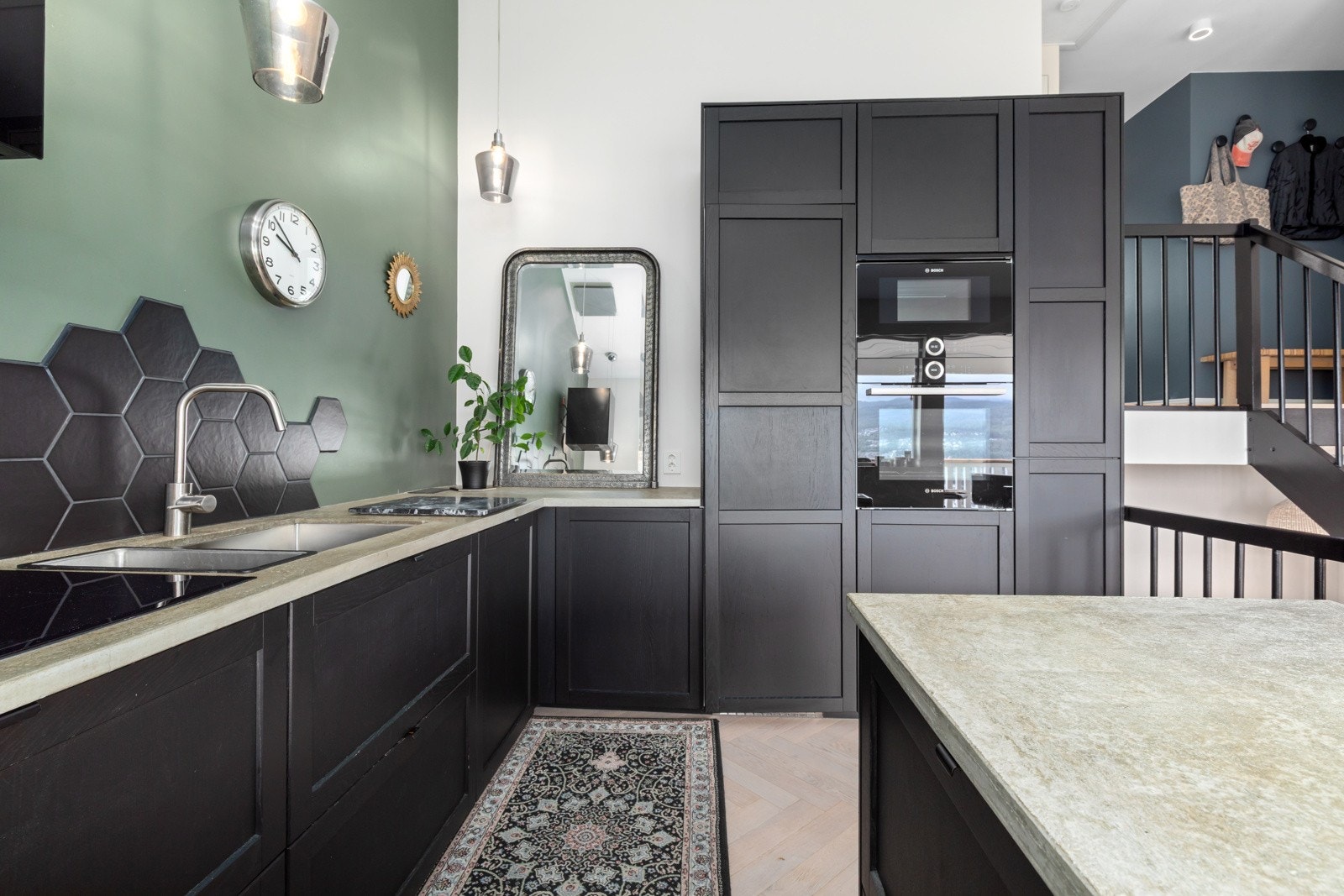 Kjøkkenet er fra 2020 og kan by på rikelig med bankplass på stein benkeplate. Galleribilde