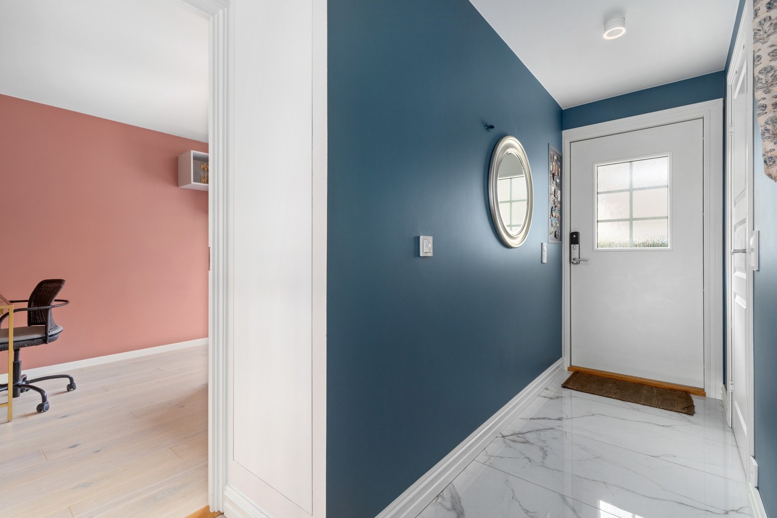 Entré/gang med flislagt gulv og romslig soverom. Galleribilde