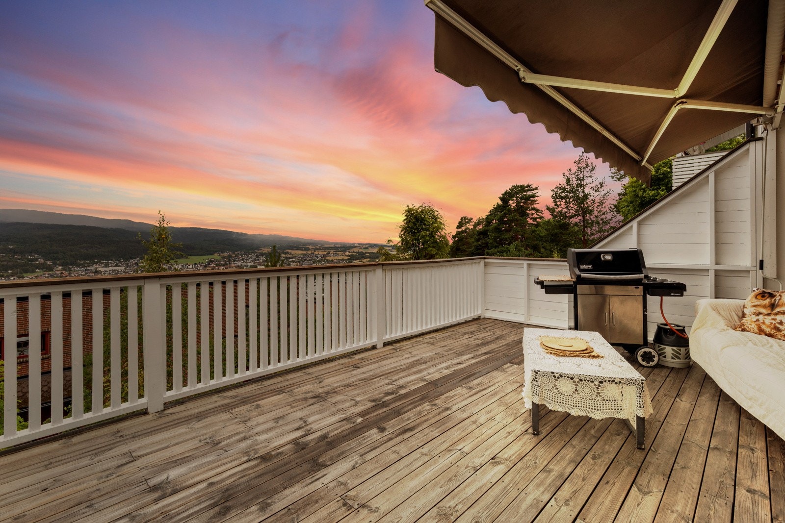 Velkommen til Jupiterveien 5 - Koselig rekkehusleilighet på fire plan beliggende på Stenseth i Krokstadelva. Galleribilde