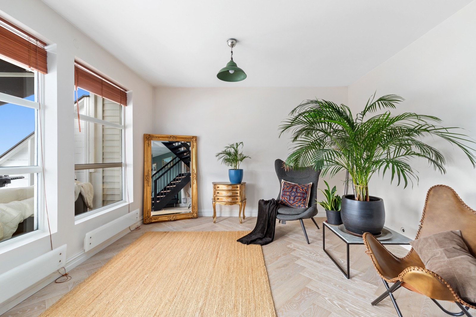 Stuen har gode vindusflater, noe som slipper inn rikelig med naturlig lys. Galleribilde