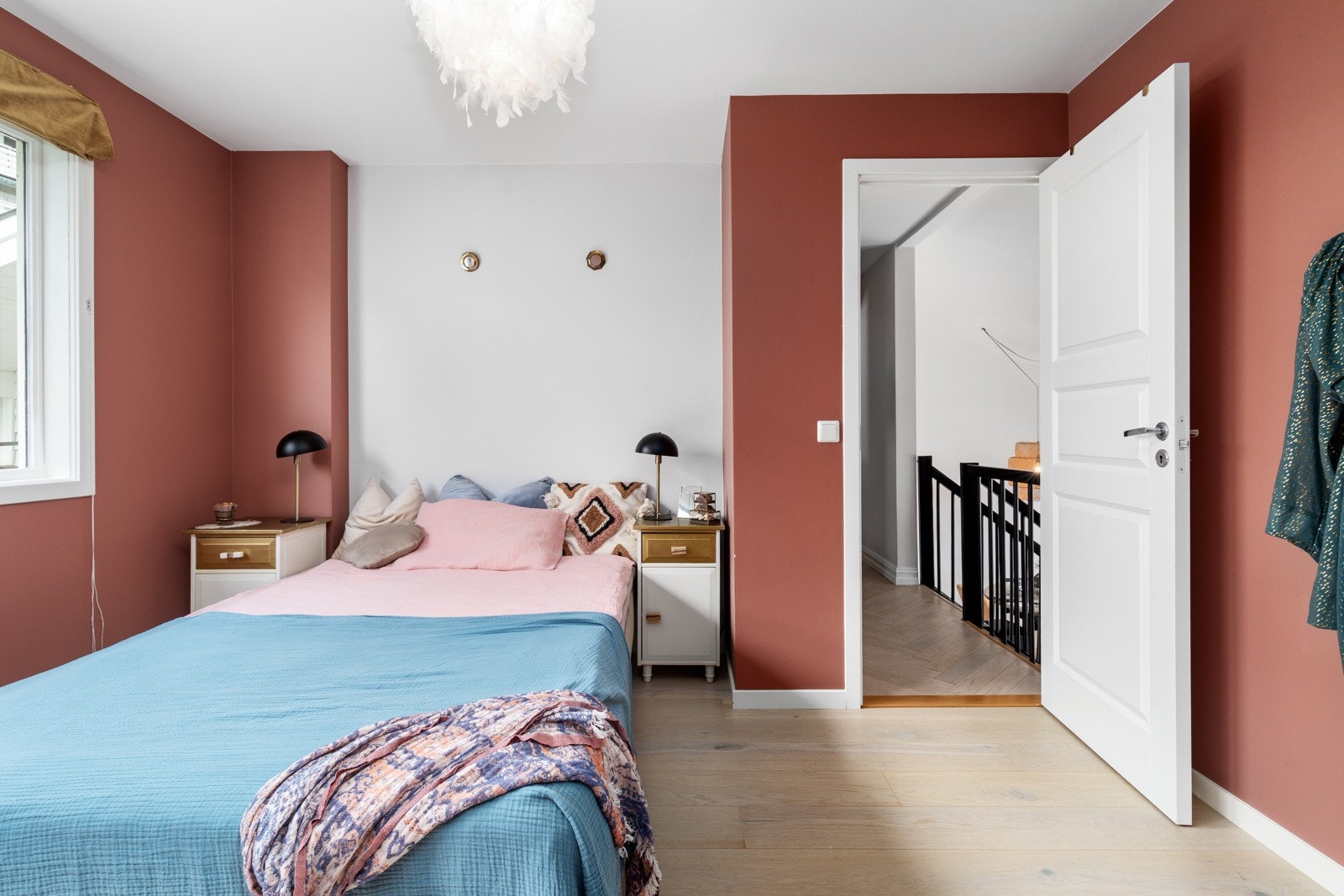 Rommet er malt i fine farger og har bra med naturlig lys. Galleribilde