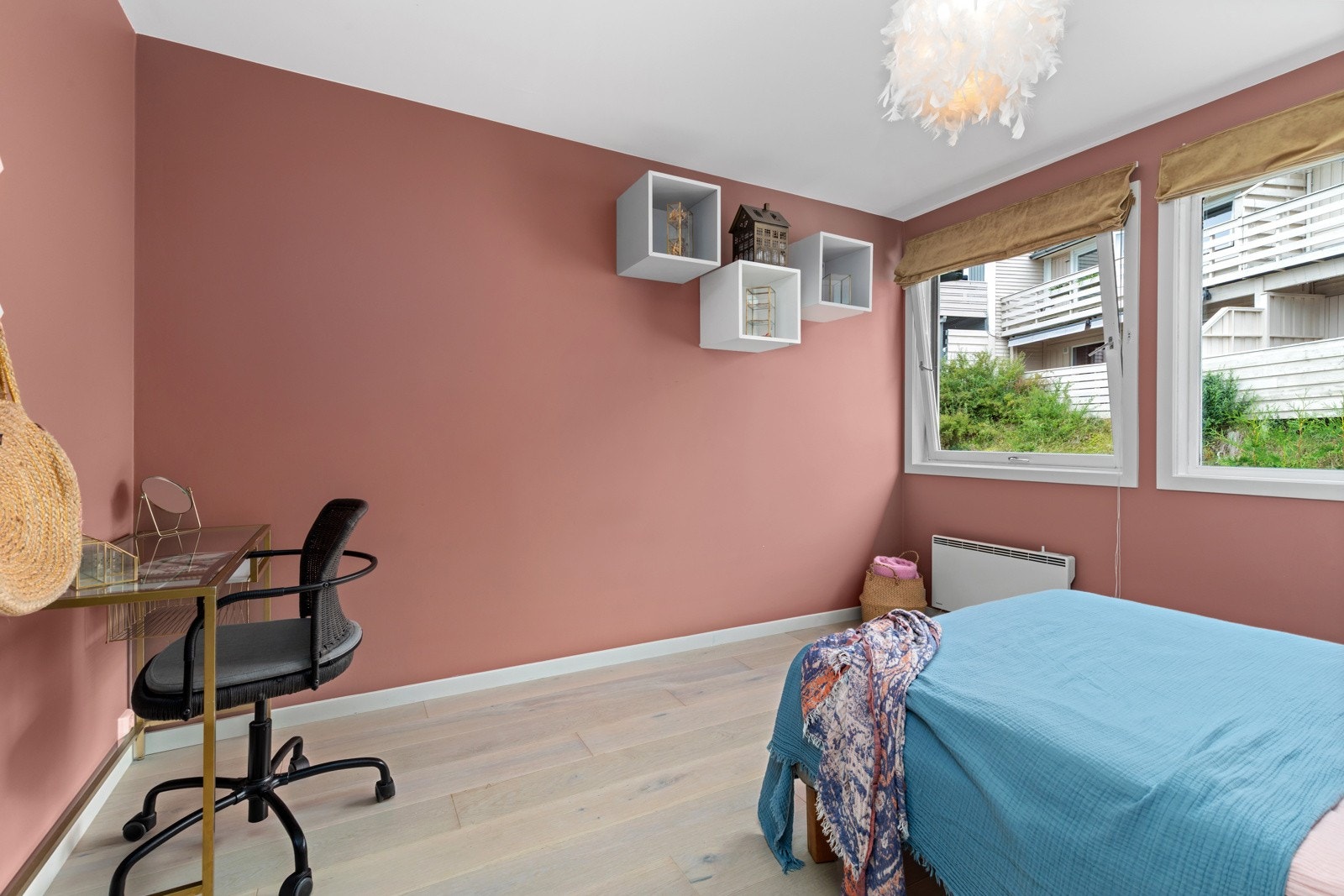 Soverom nr. 1 er romslig med god plass til garderobeløsning. Galleribilde