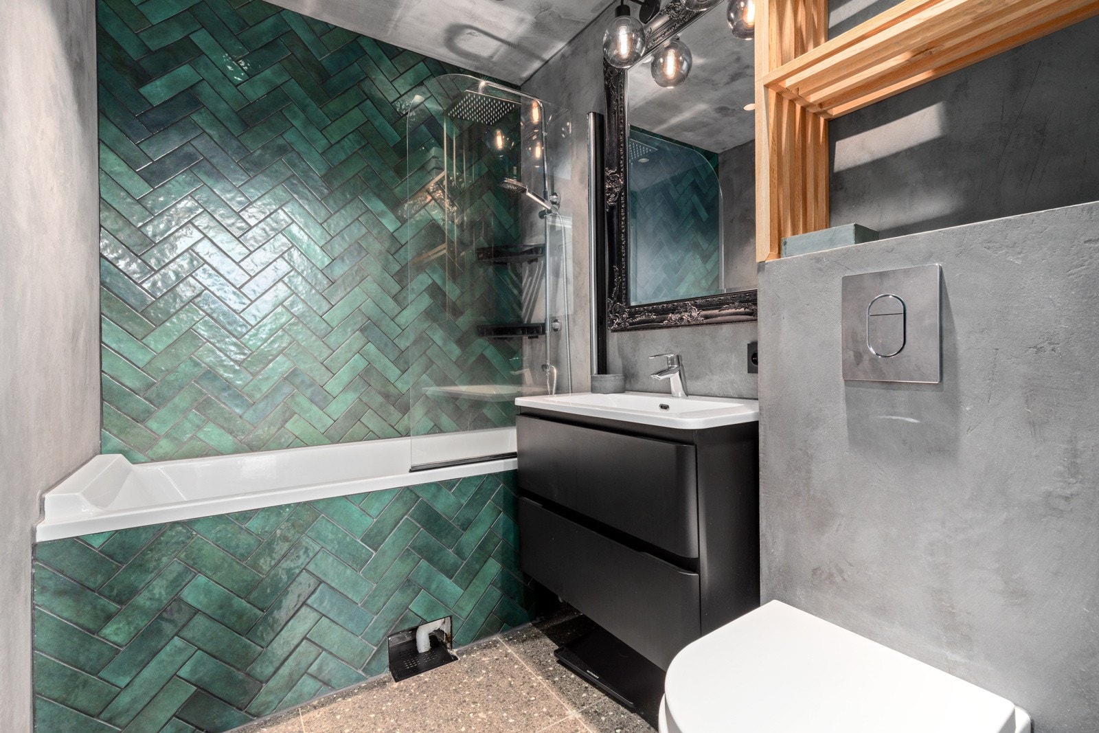 Moderne bad fra 2020 med flislagt gulv og varmekabler. Galleribilde