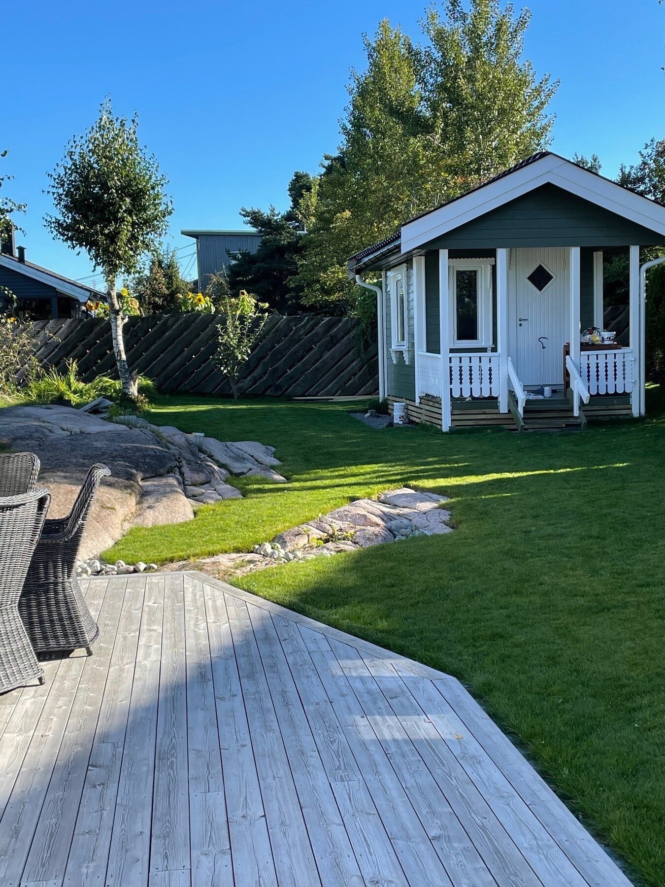 Privat foto av hagen på sommerstid Galleribilde