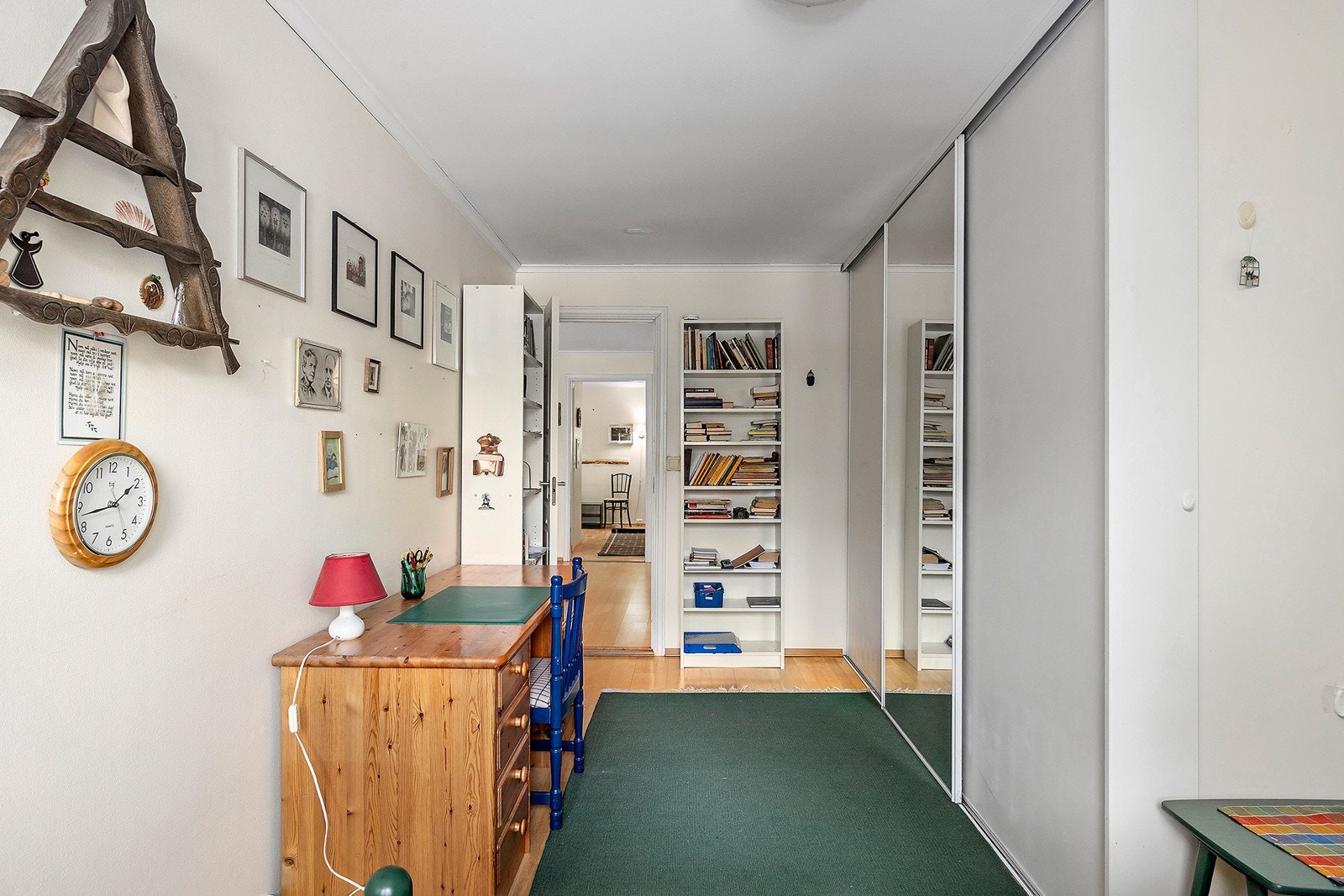 Hjemmekontor på soverommet Galleribilde