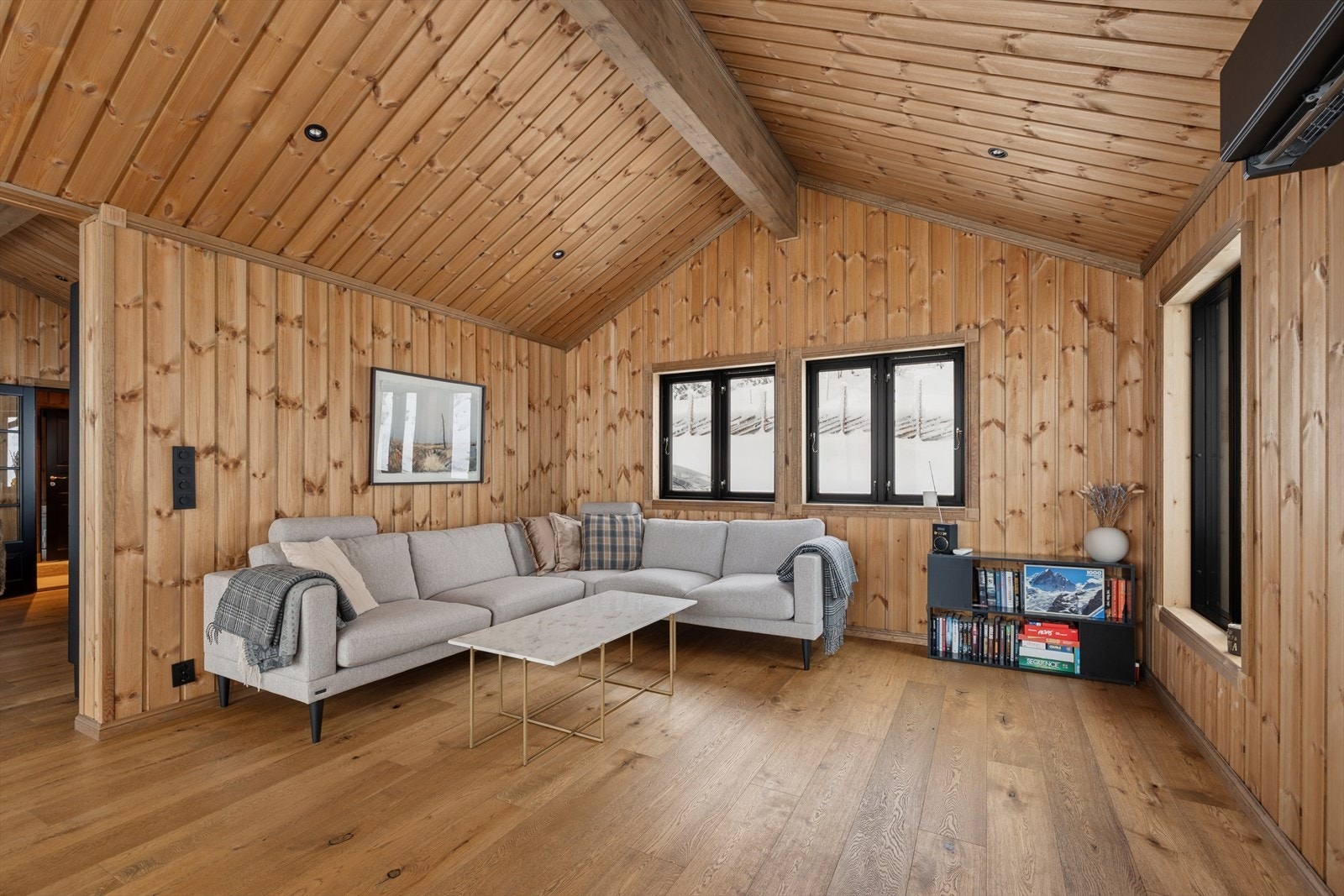 Her er det god plass til både sofagruppe som familien kan samles til hyggelige stunder etter en lang dag ute i det fri. Galleribilde