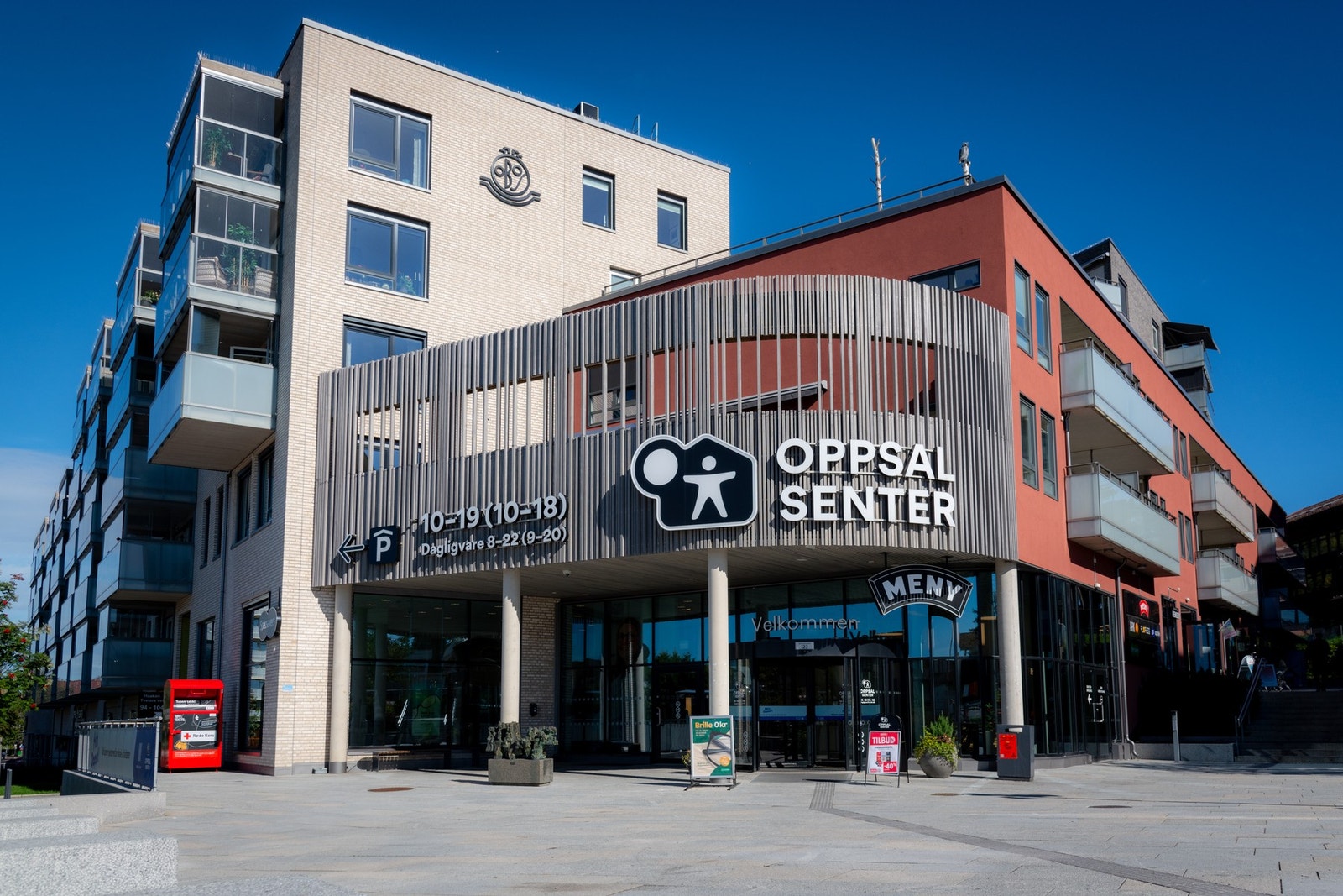 Oppsal senter er i gåavstand fra leiligheten med diverse butikker og rekreasjoner som MENY, apotek og frisør Galleribilde