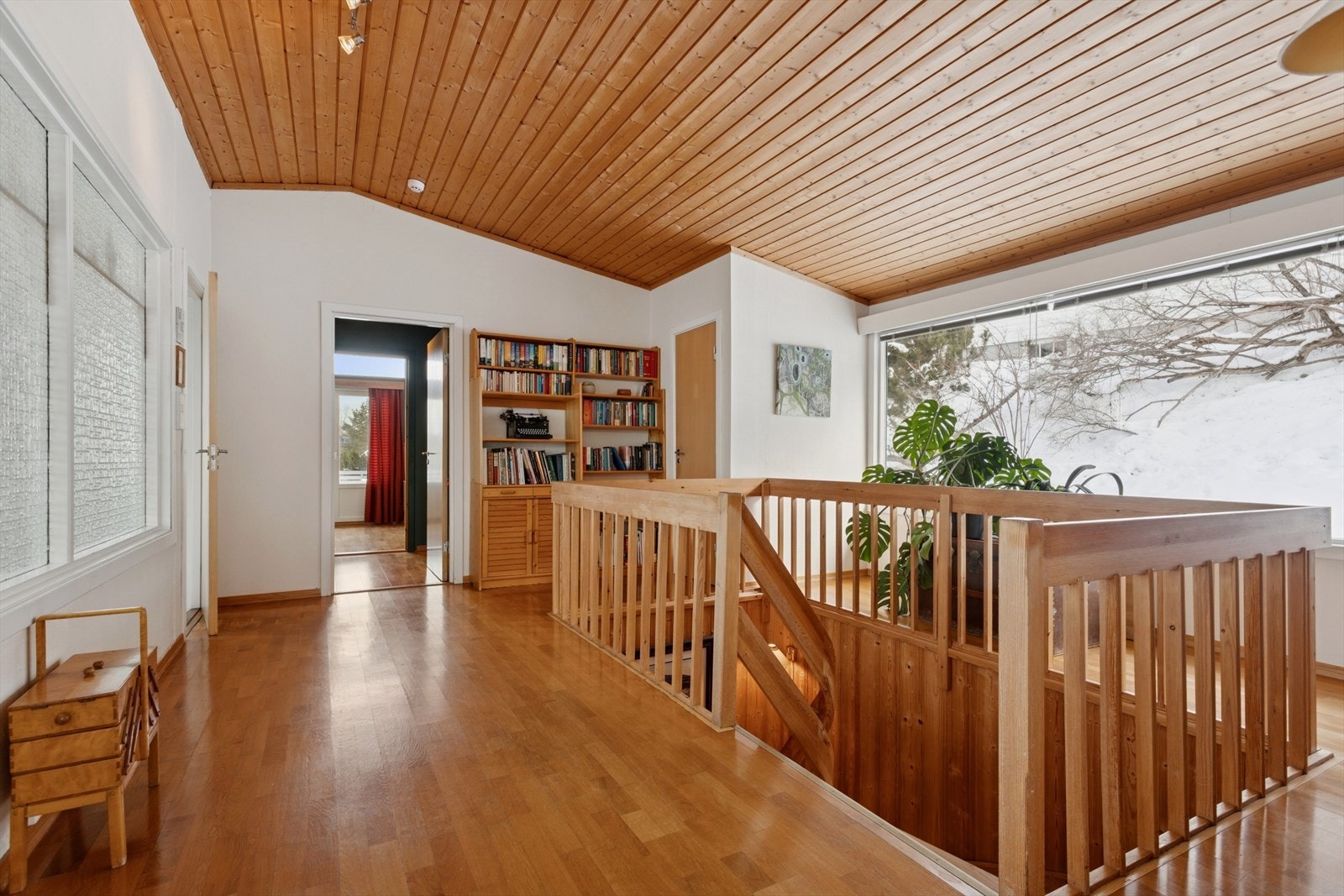Her kommer du opp i første etasje med store vindusflater og røstet himling som gir etasjen et luftig og innbydende preg. Fra hallen er det adkomst til et praktisk toalettrom og en egen gang som fører til et soverom og et av boligens baderom. Galleribilde