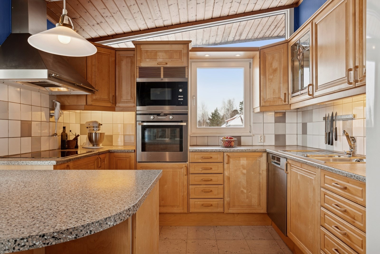 Innredningen er fra 1997 og levert av Sigdal, med profilerte bjørkefronter som gir et tidløst uttrykk. Kjøkkenet har keramisk platetopp, stekeovn og mikrobølgeovn, samt opplegg for oppvaskmaskin. Det er også en nisje tilpasset to kjøleskap eller kombiskap Galleribilde