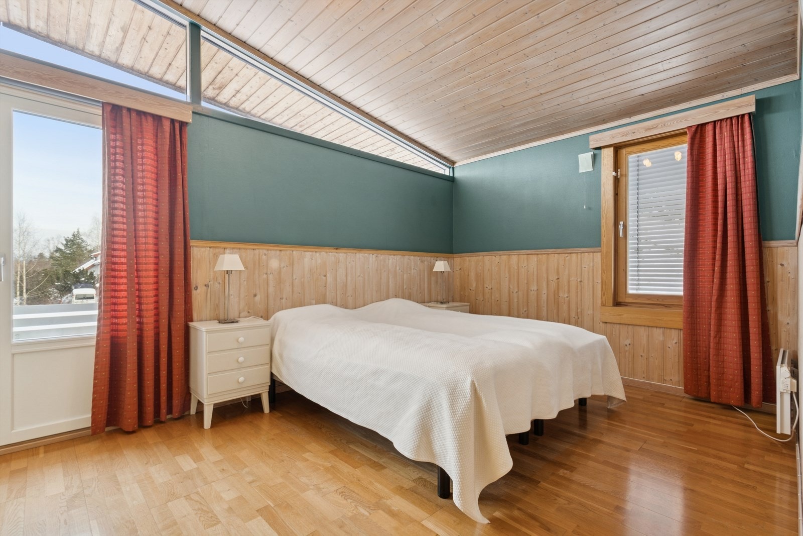 Herfra går du videre inn til et romslig soverom utstyrt med to doble garderobeskap. Soverommet har også egen utgangsdør som er ideell for lufting. Galleribilde