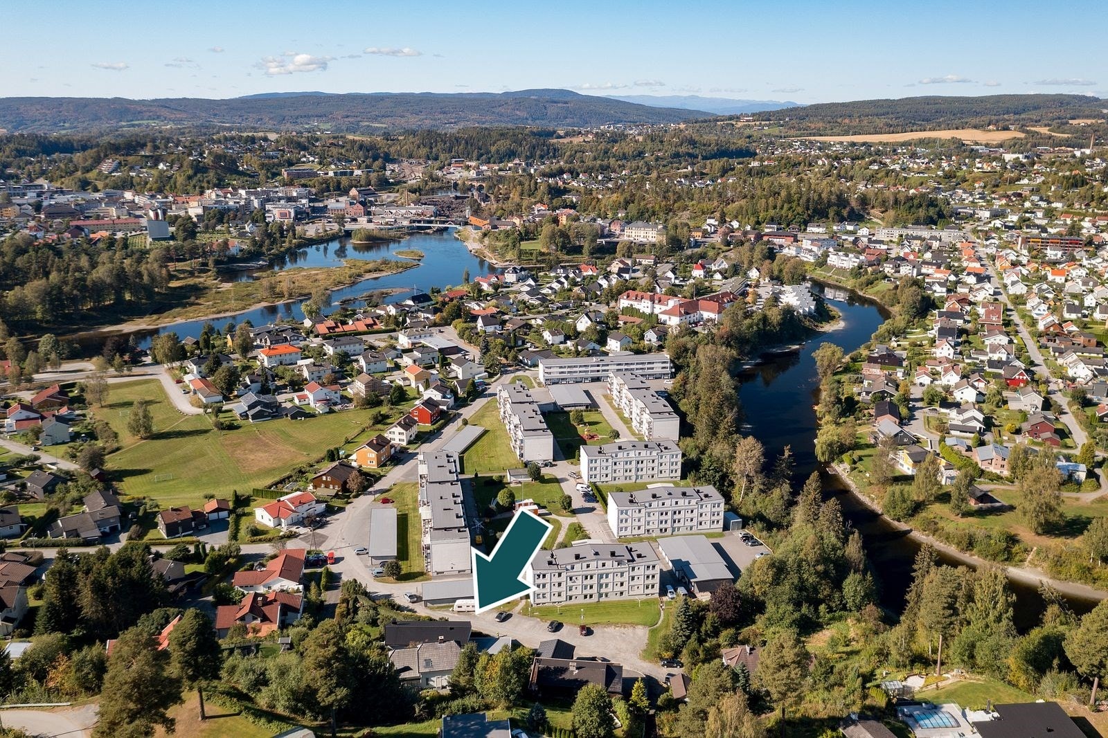 Dronebilde av Vesterntangen: Boligen ligger i en rolig blindvei med kort gangavstand til stort grønt område/ fotballøkke bare få meter fra eiendommen. Det er også gangavstand til Hønefoss sentrum. Velkommen til visning! Husk visningspåmelding. Galleribilde