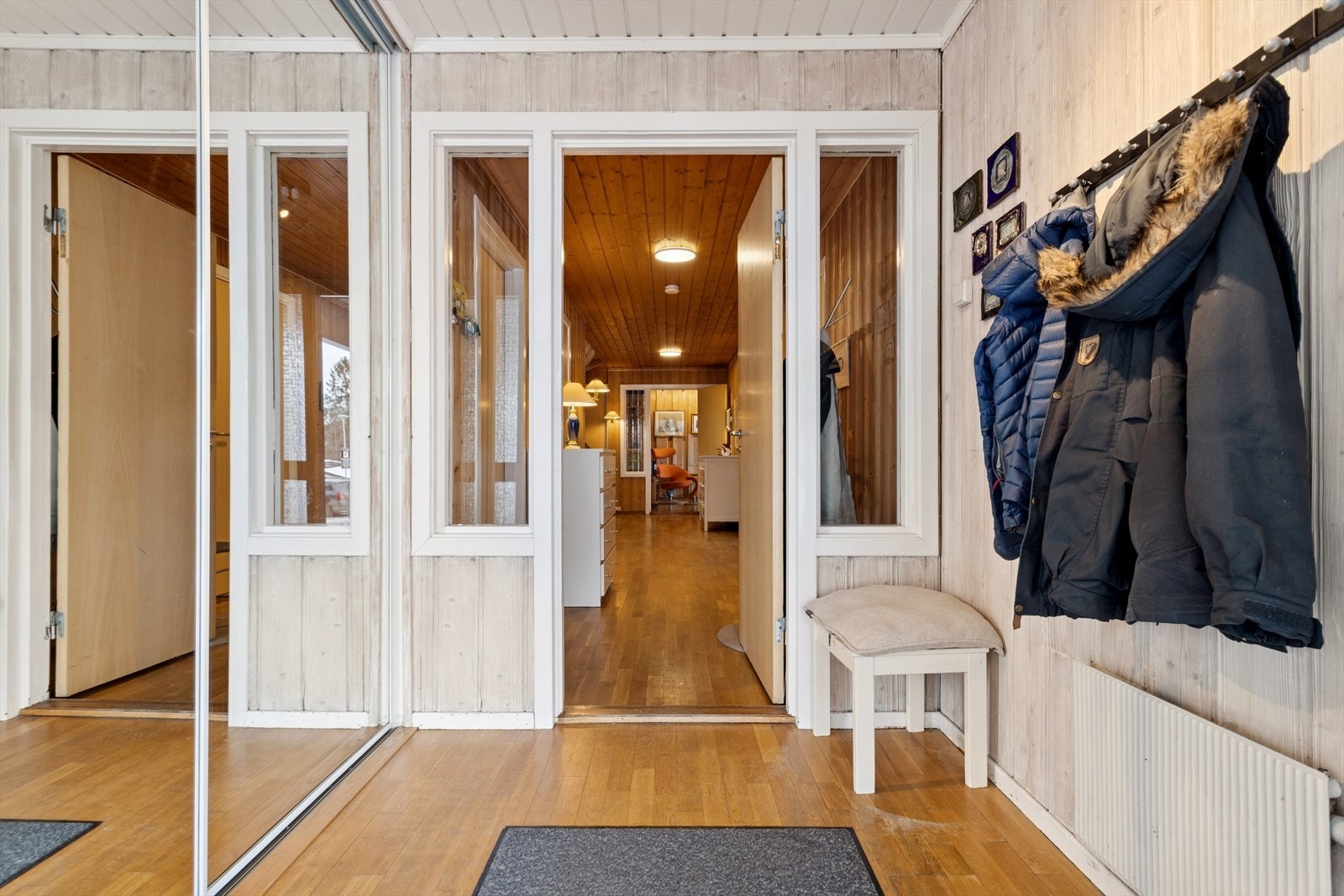 Du ønskes velkommen inn i en romslig og innbydende entré med skyvedørsgarderobe utstyrt med speildører. Galleribilde