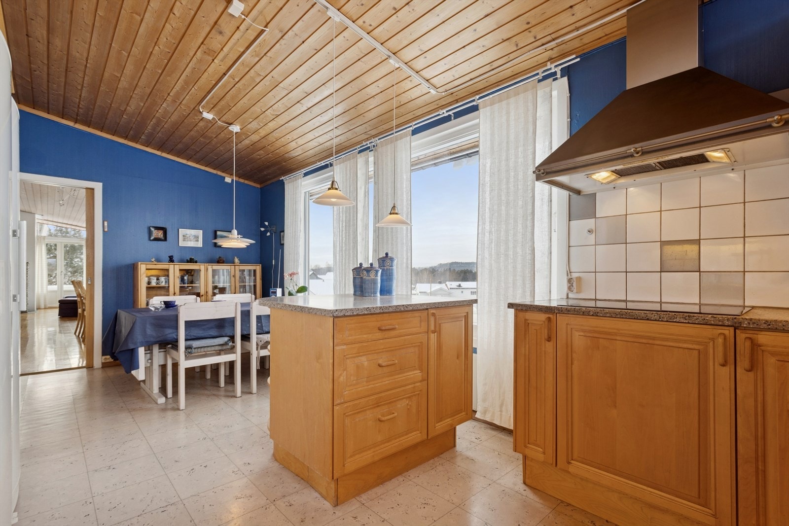 Kjøkkenet fremstår som et lyst og svært funksjonelt rom med god plass til spisebord og hyggelige måltider i hverdagen. Galleribilde