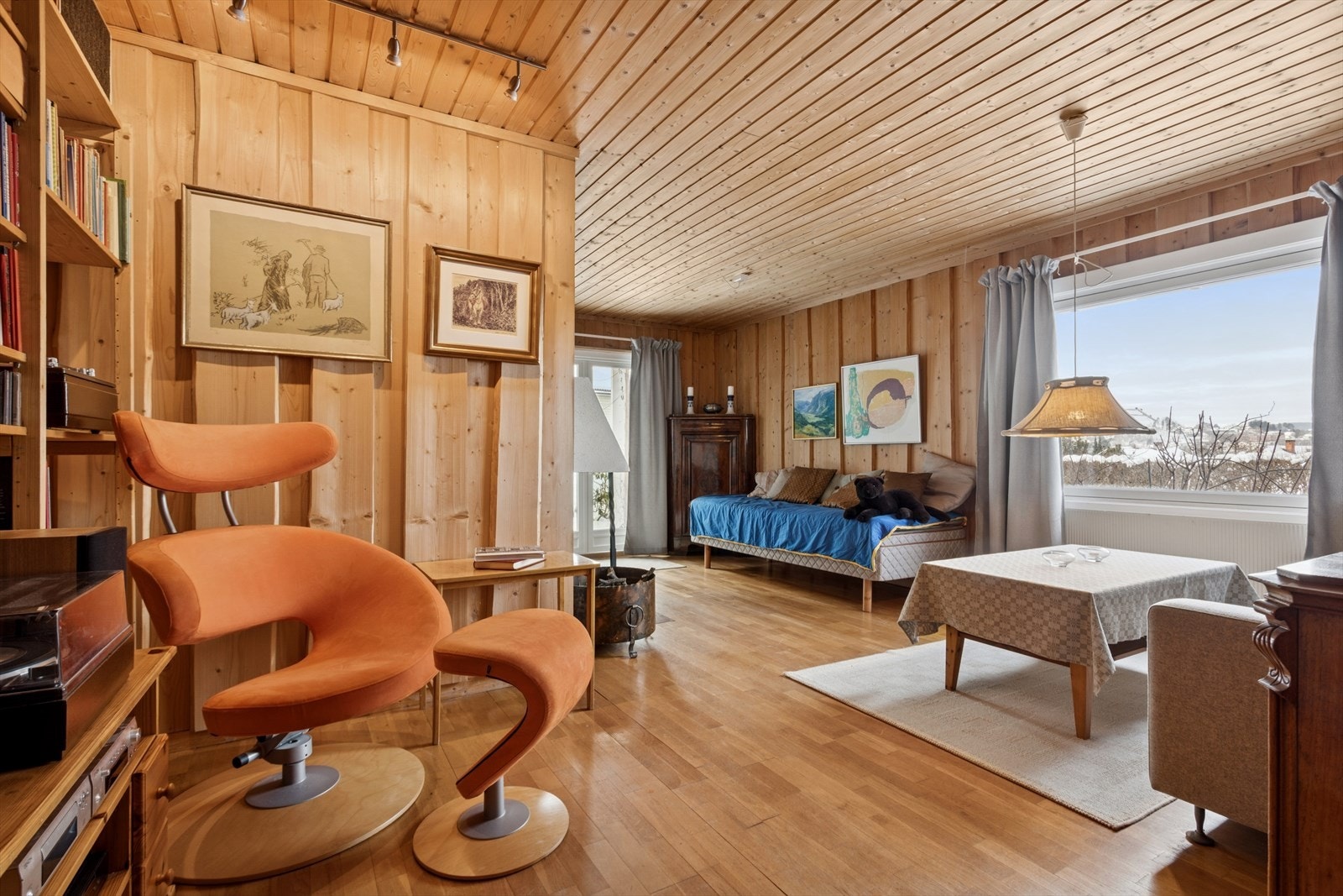 Underetasjen byr på en koselig og innbydende peisestue - et perfekt oppholdsrom for rolige kvelder, lek, hobbyaktiviteter eller som en egen TV-stue. Galleribilde