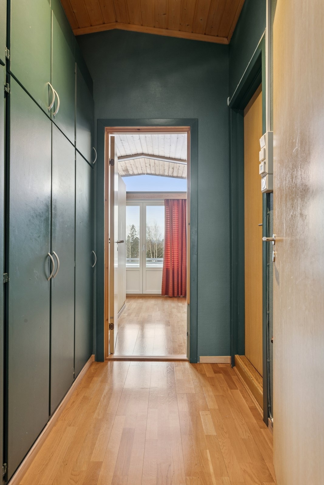 Fra trapperommet kommer du inn i en egen soveromsavdeling med en mellomgang som byr på gode oppbevaringsmuligheter og med tilgang til et privat baderom. Galleribilde