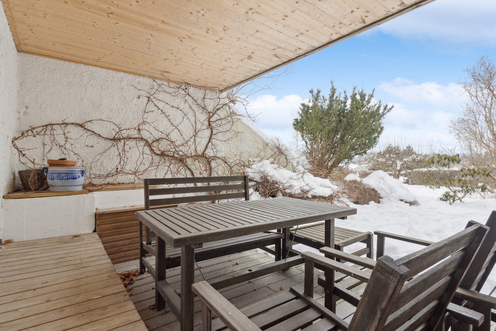 Fra peisestuen er det utgang direkte til hagearealet, hvor du finner flere lune og solrike uteplasser som kan nytes gjennom store deler av året. Her er det rom for både avslapning, lek og sosiale aktiviteter - en deilig forlengelse av oppholdsrommene inne Galleribilde