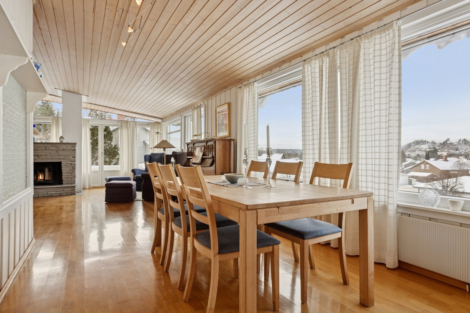 I stuen er det god plass til et romslig spisebord, og de store vindusflatene slipper inn rikelig med dagslys samtidig som de rammer inn den vakre utsikten. Perfekt for både hverdagsmåltider og større sosiale sammenkomster. Galleribilde