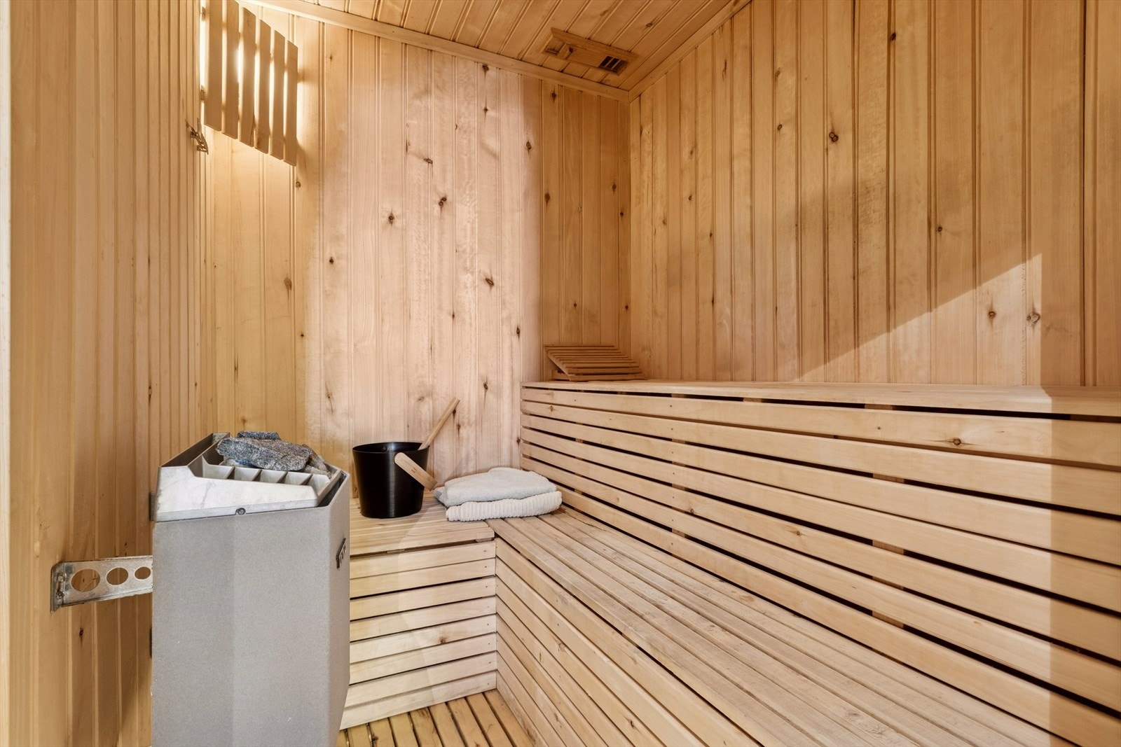 Badstuen ligger i direkte tilknytning og tilbyr en deilig mulighet for avkobling, restitusjon og varmebehandling etter trening eller på kalde dager. Sammen utgjør disse rommene en privat spa-sone som gir boligen en attraktiv og luksuriøs tilleggsfunksjon. Galleribilde