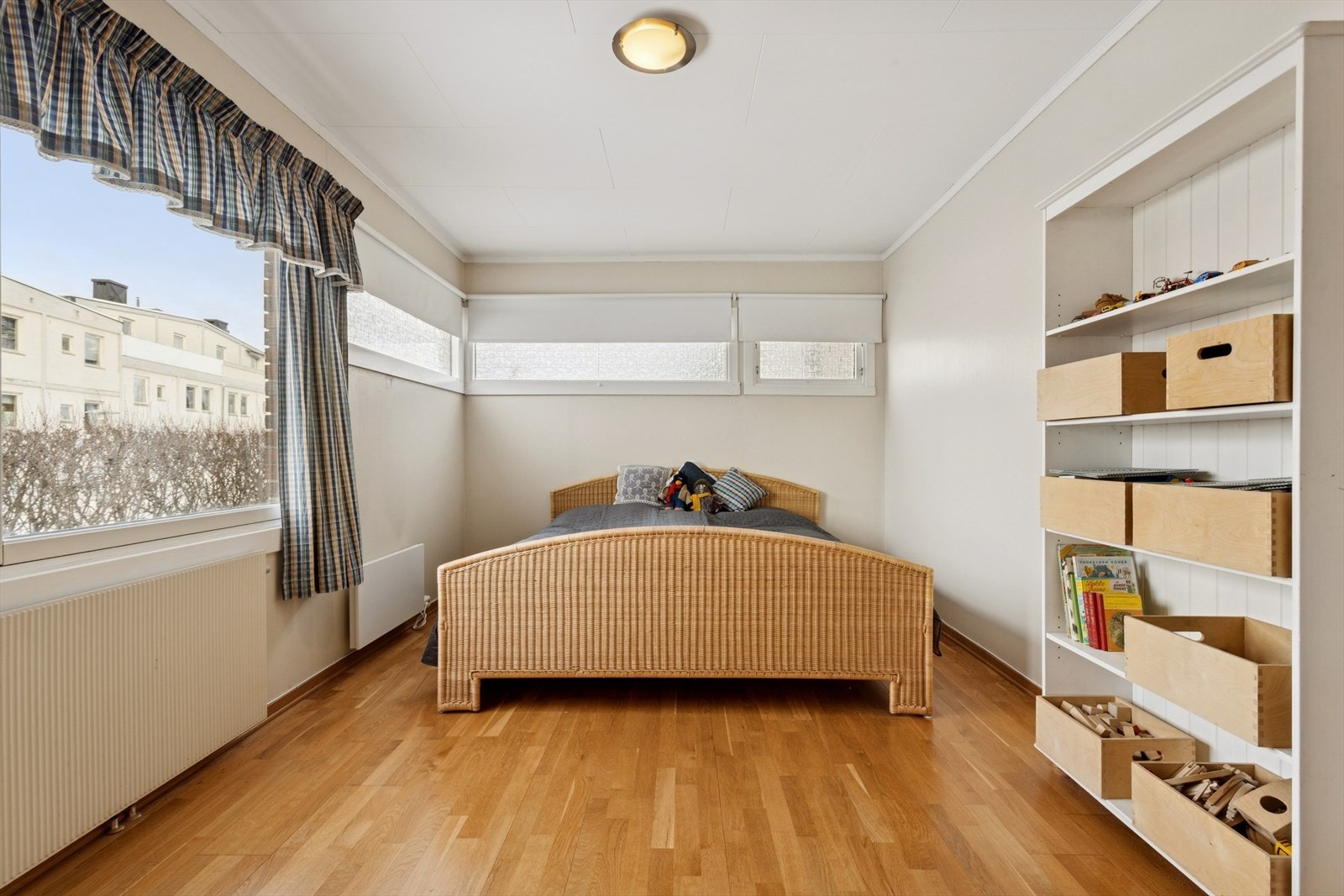 Etasjen rommer to soverom av god størrelse, begge med fleksible bruksmuligheter. Rommene kan enkelt tilpasses ulike behov - enten du ønsker barnerom, gjesterom, hjemmekontor eller plass til hobby og interesser. Galleribilde