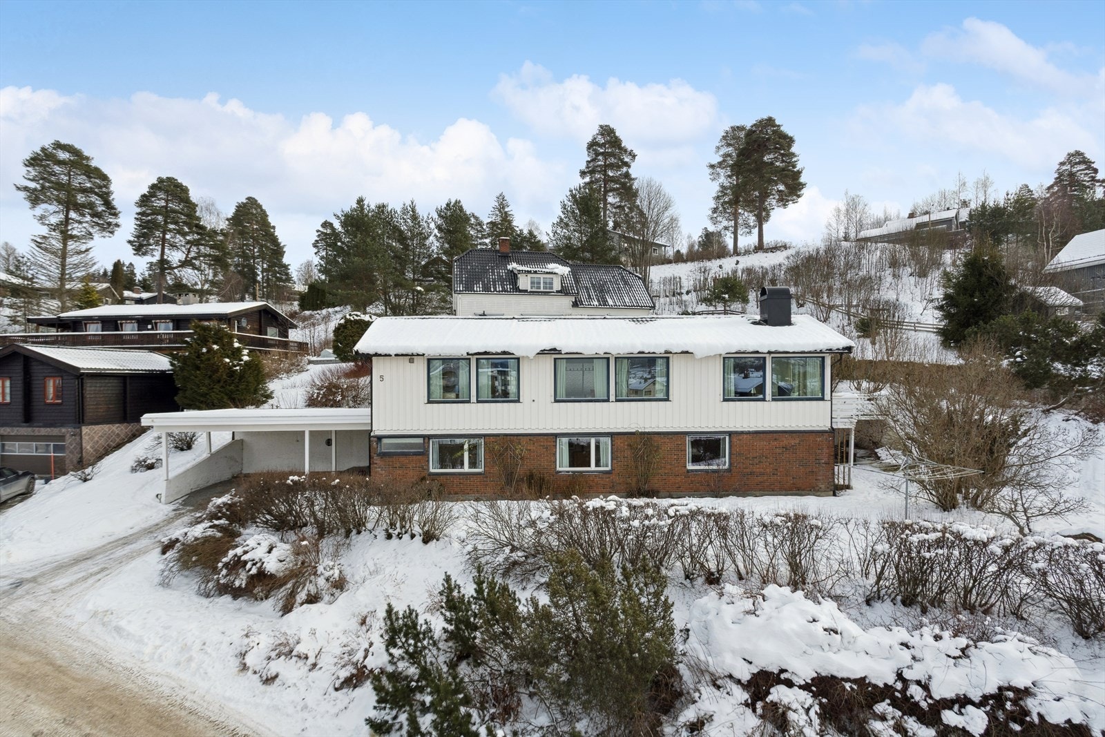 Velkommen til Skogfaret 5 - En familievennlig og stor arkitekttegnet enebolig med store vinduer, røstet himling og flott utsikt over Hønefoss sentrum. Presentert av Senior Eiendomsmegler Torfinn Holen v/DNB Eiendom. Galleribilde