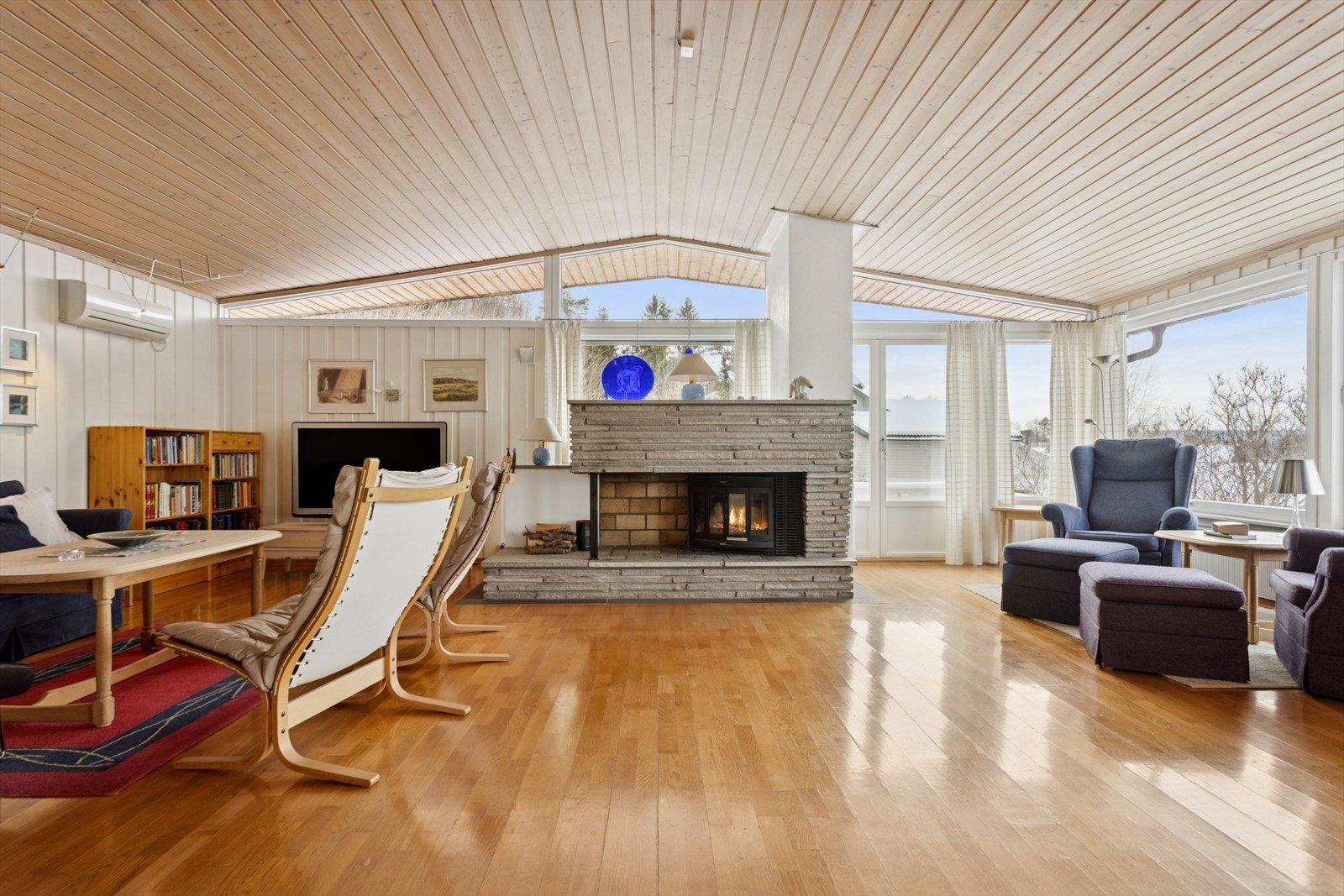 For ekstra komfort er stuen utstyrt med en luft-til-luft varmepumpe som sørger for effektiv oppvarming og behagelig inneklima året rundt. I tillegg gir peisinnsatsen både varme og en lun stemning på kalde dager. Galleribilde