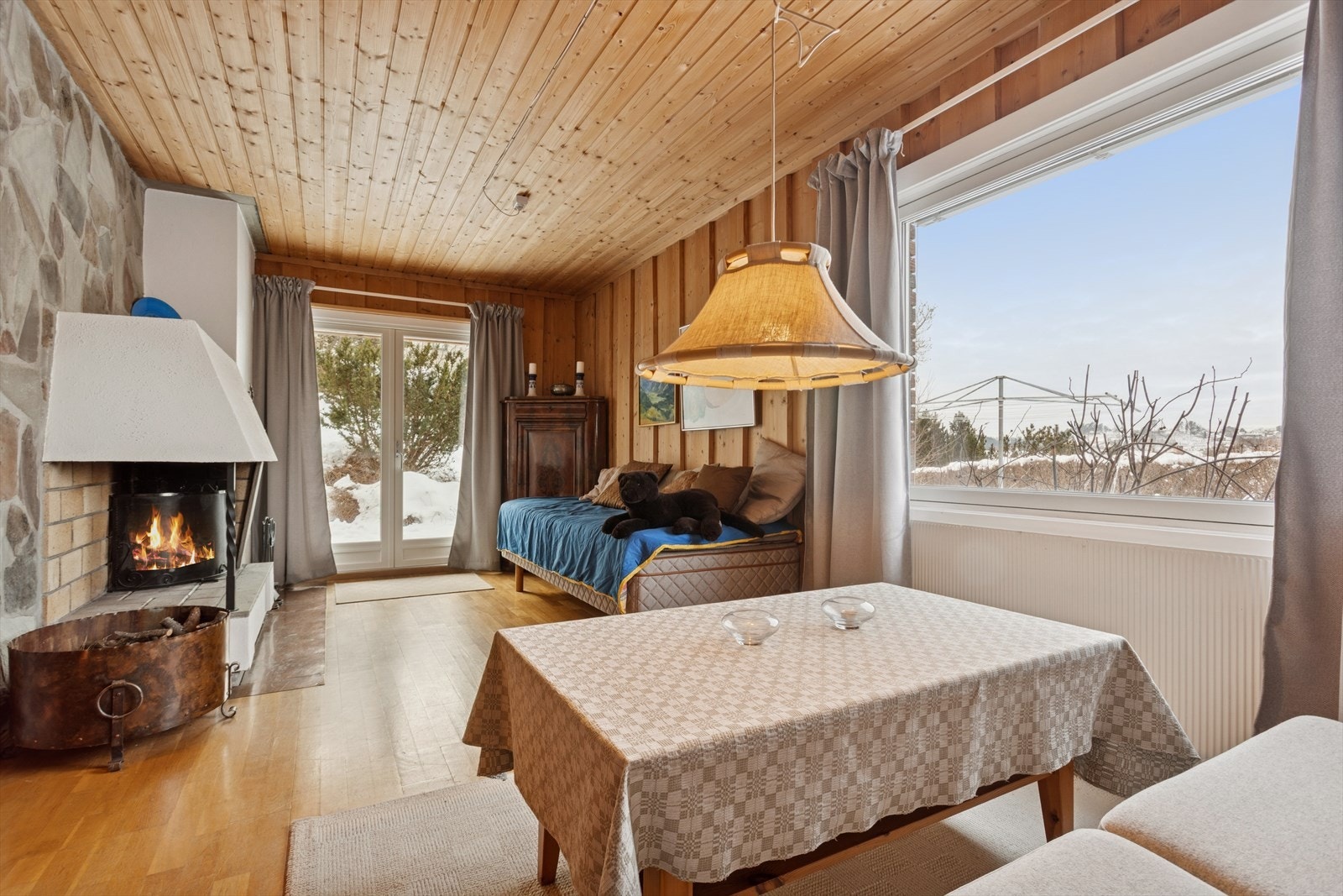 Peisen gir både velvære og behagelig varme på kalde dager, og skaper en lun atmosfære som gjør rommet til et naturlig samlingspunkt i underetasjen. Galleribilde