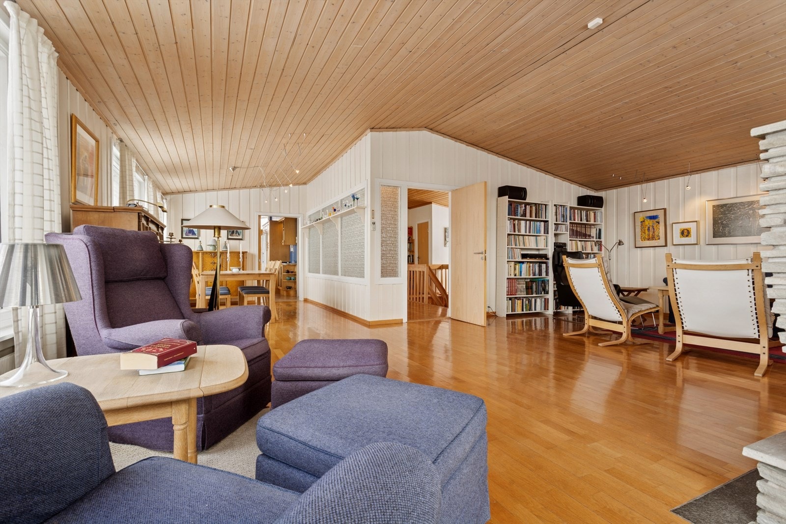 Videre åpner etasjen seg mot en stor og luftig stue med svært gode møbleringsmuligheter. Her er det rikelig plass til både romslig sofagruppe, naturlig spiseplass og egne, hyggelige sitteområder som kan innredes etter behov. Galleribilde
