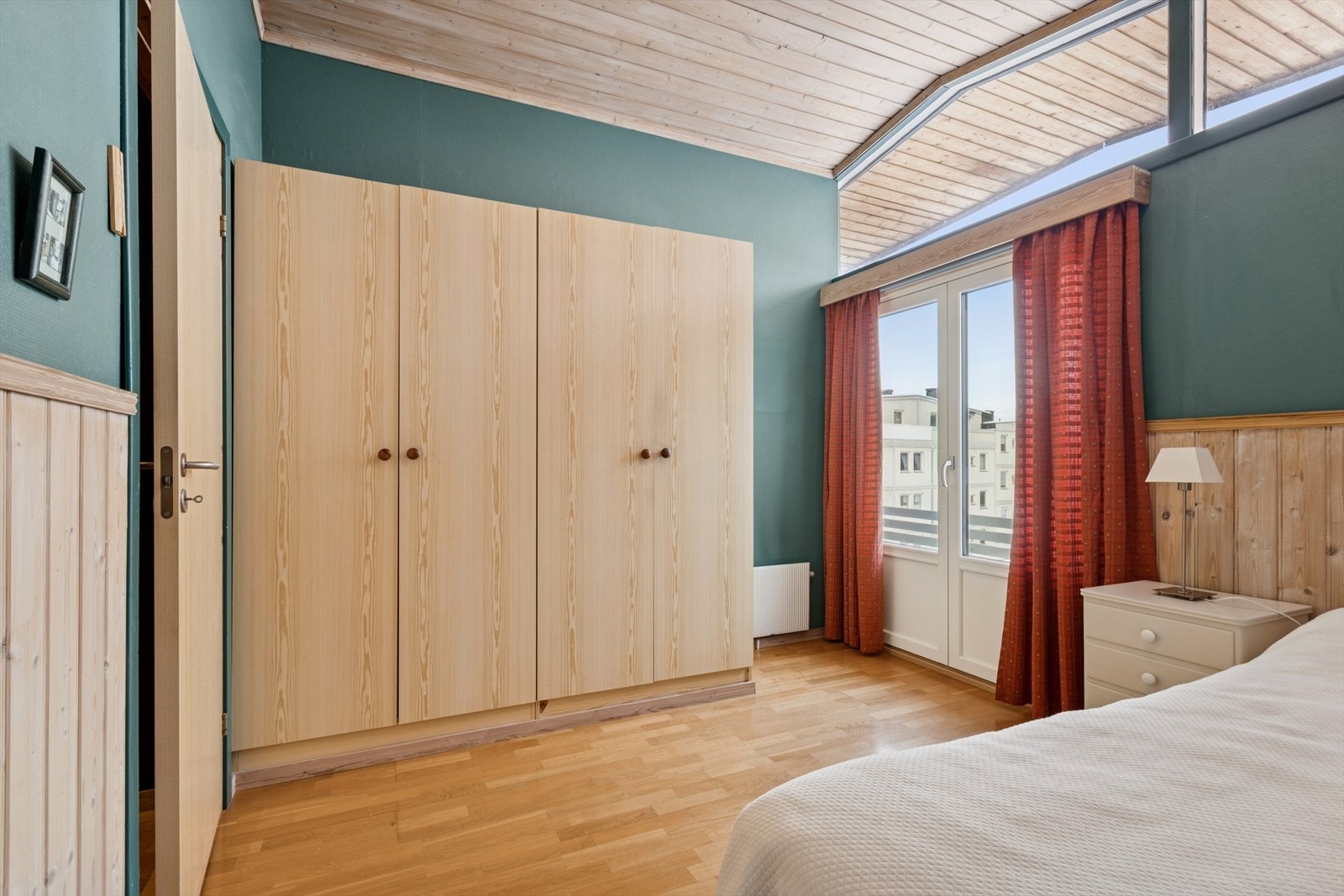 Rommet har god plass til en romslig dobbelseng med tilhørende møbler, og de store vindusflatene sørger for flotte lysforhold gjennom dagen. Galleribilde