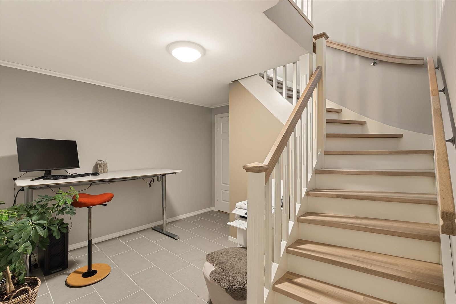 Vi tar turen ned i kjelleren. Her disponerer hoveddelen noen av rommene. Galleribilde