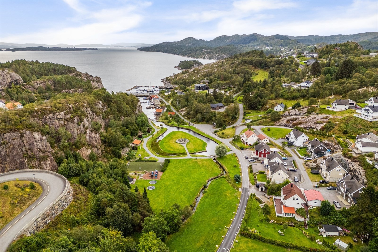 Nydelig felles parkområde med lekeplass, ball-løkke og frisbeegolfbane. Galleribilde