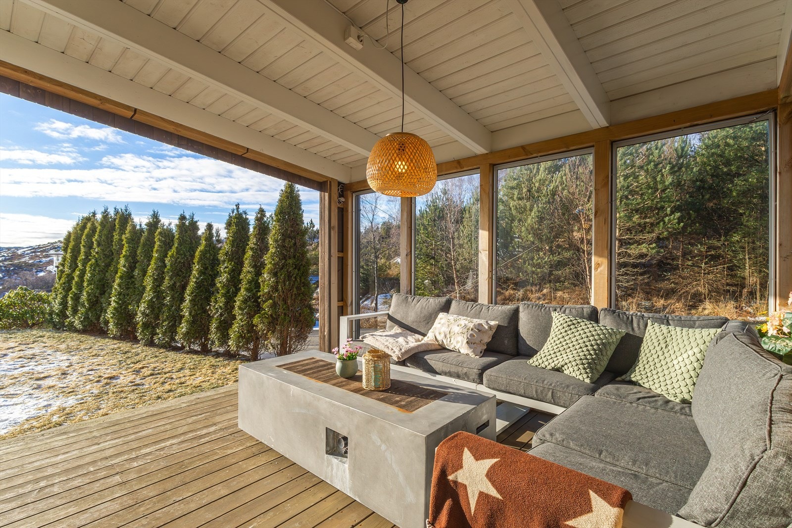 Selger opplyser: Sydvendt. Flere gode solkroker som blir svært varme. Galleribilde