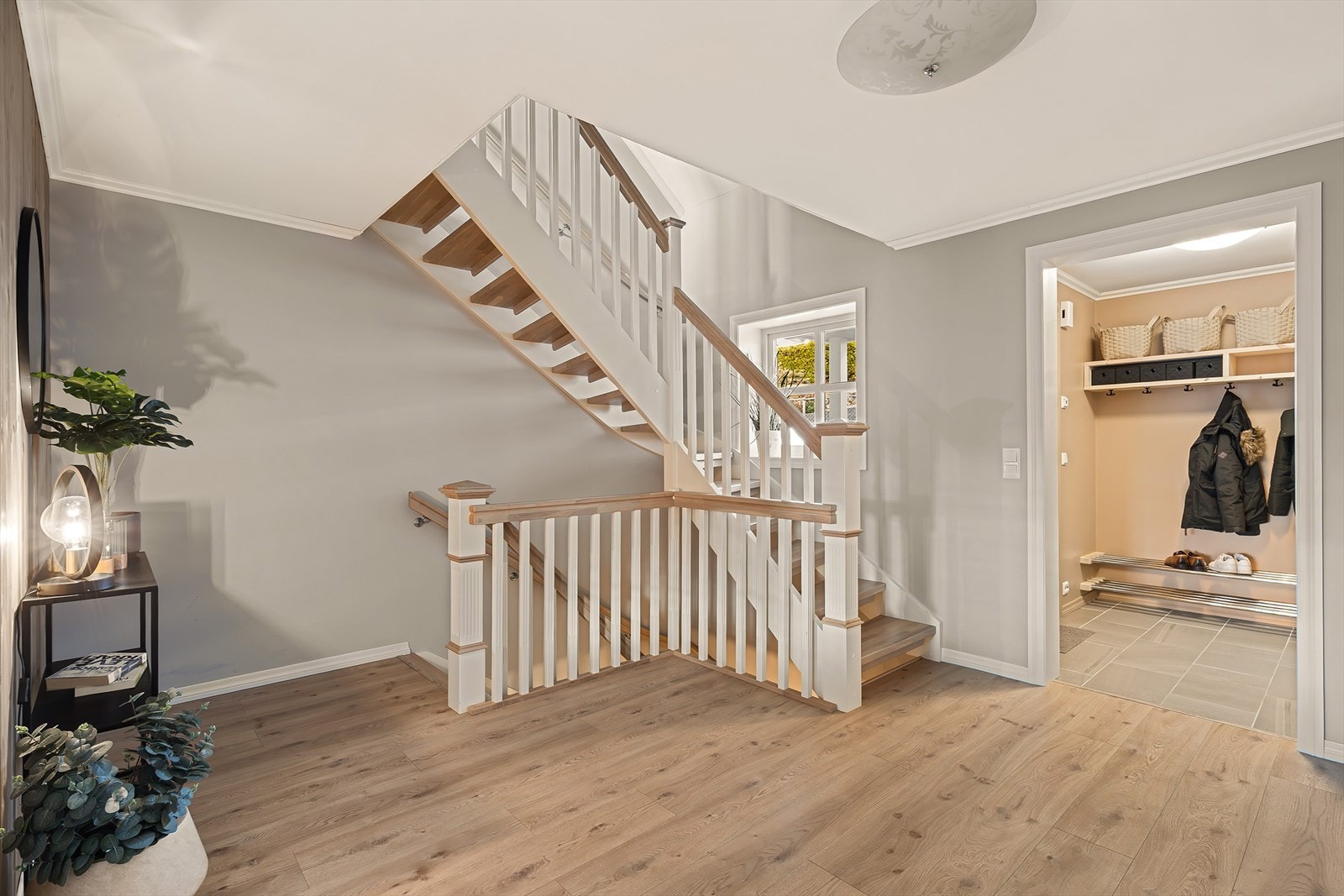 Stor gang med plass for garderobeløsninger. Galleribilde