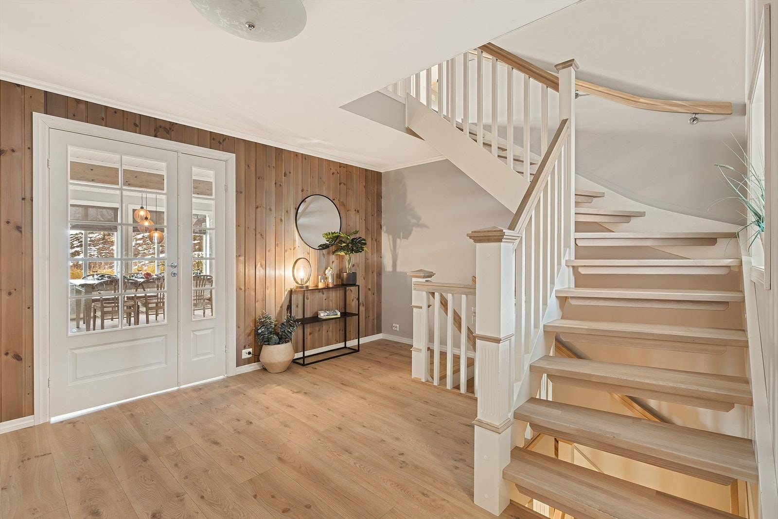 Vi tar trappa og beveger oss opp en etasje. Galleribilde