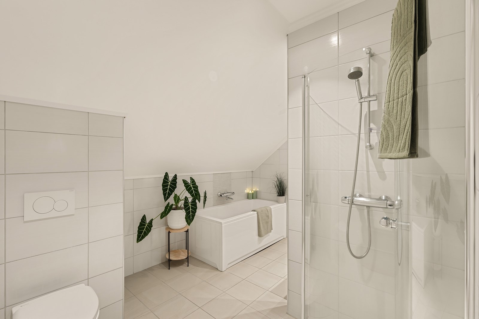 Lekkert bad i tilknytning til soverommene. Her er det både dusjhjørne og et herlig badekar. Galleribilde