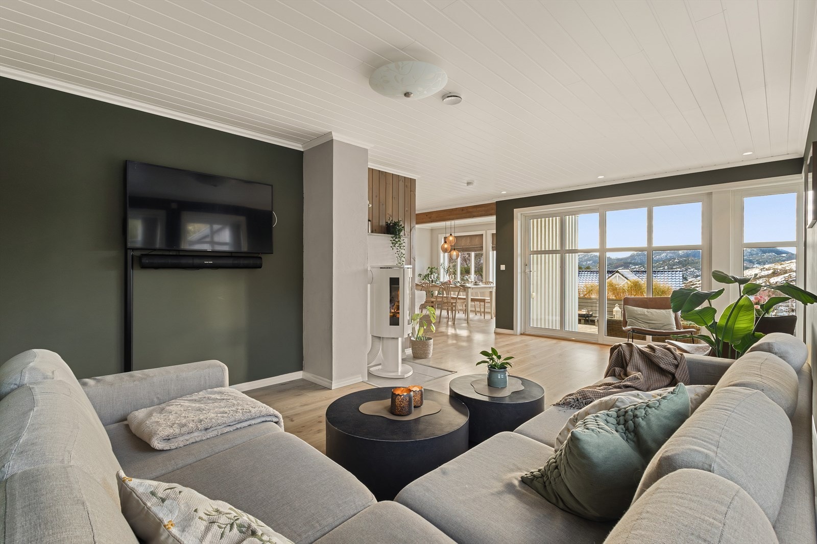 Sofakroken finner fort sin naturlige plass i rommet, og tv-en kan med fordel plasseres mot/på vegg. Galleribilde