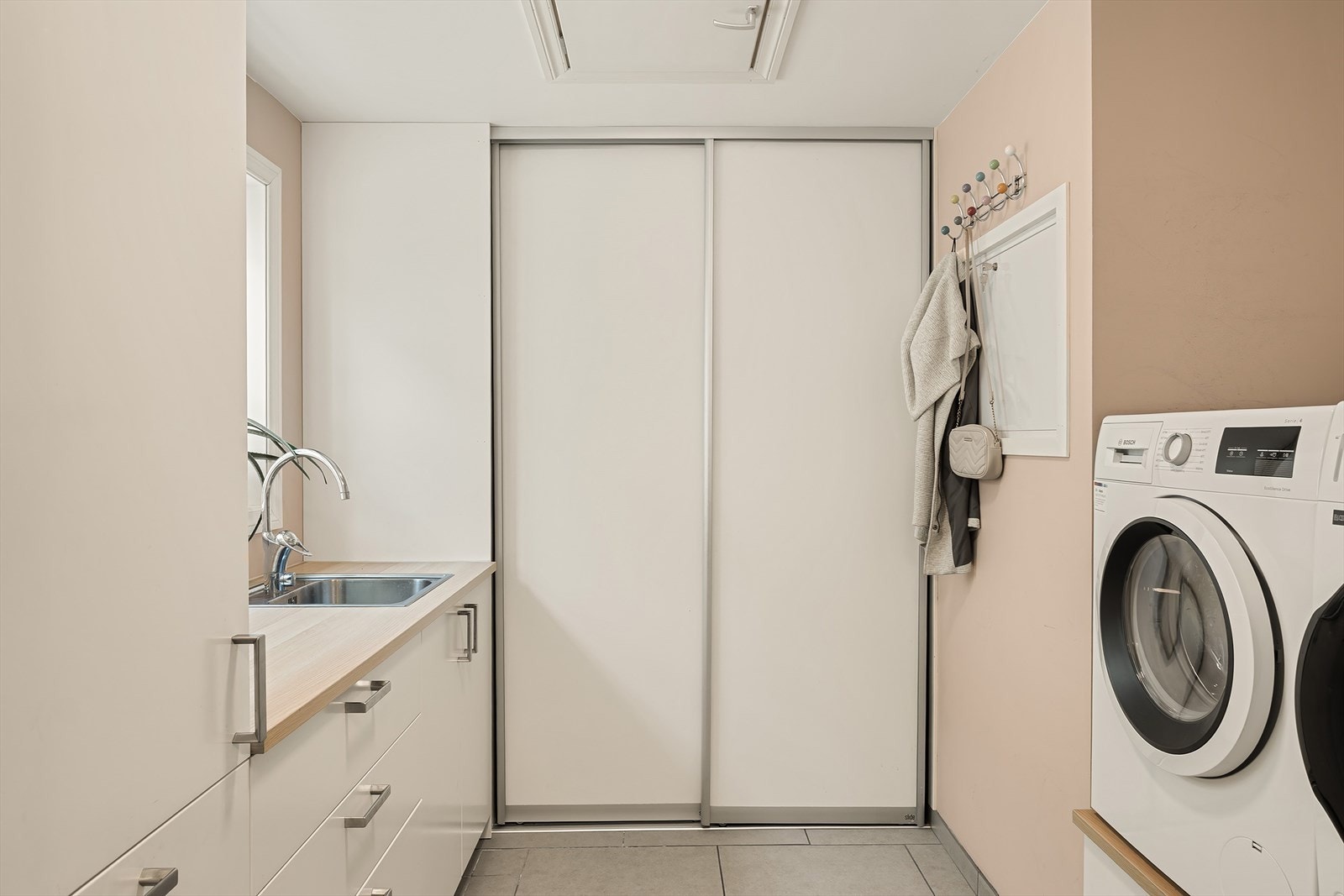 Praktisk vaskerom med smart vaskeromsinnredning. Opplegg for både vaskemaskin og tørketrommel. Galleribilde