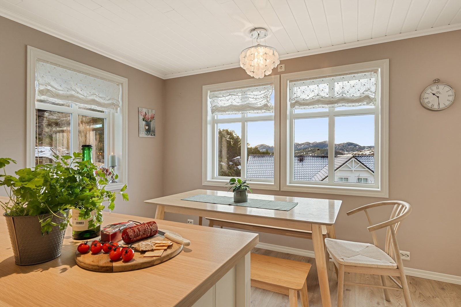 Spisegruppen tar plass i egen sone og inviterer til hyggelige måltider med kjente og kjære. Galleribilde